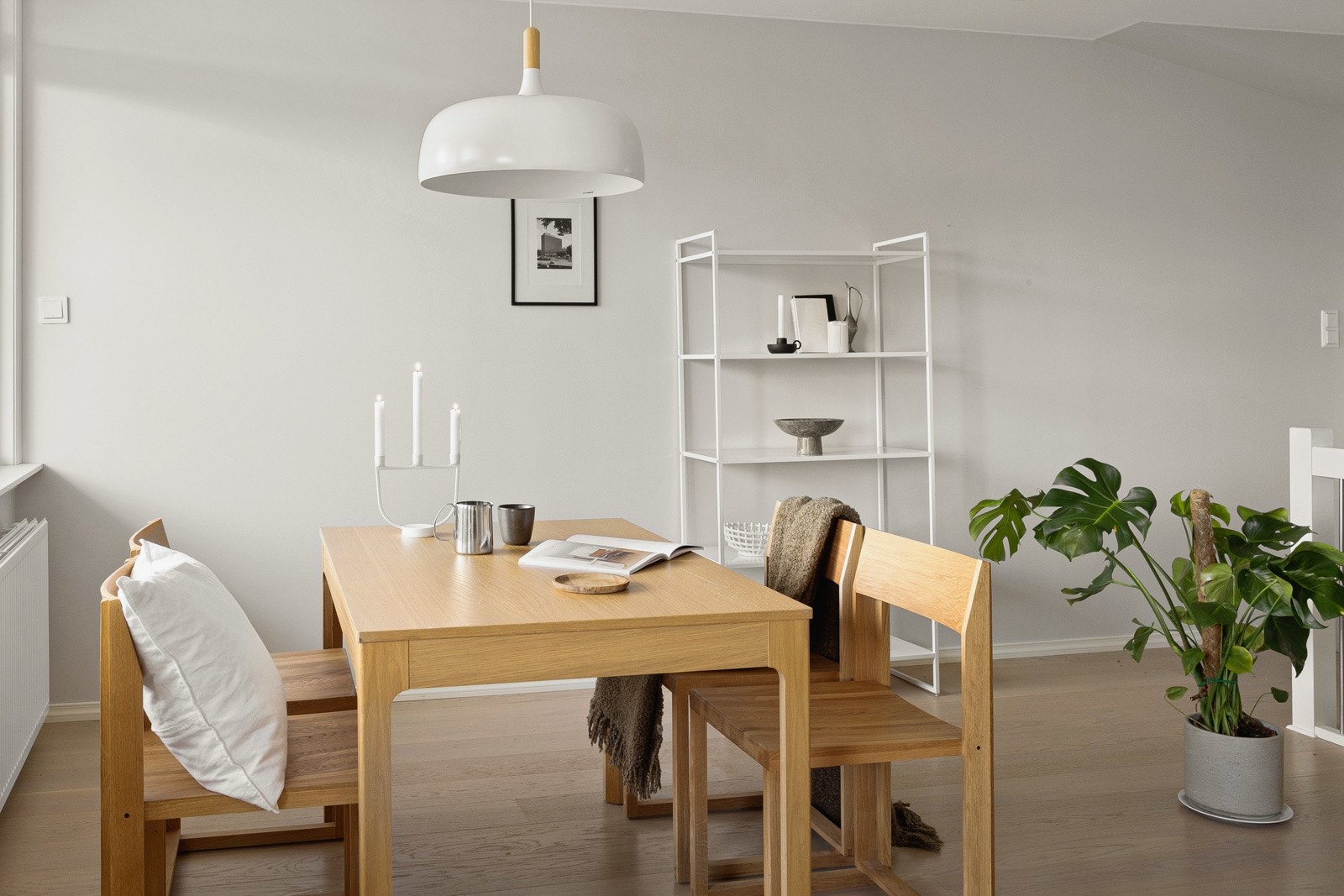 Rommet oppleves lyst og luftig, og senket himling med listefrie overganger og spotter gir et moderne uttrykk. Galleribilde
