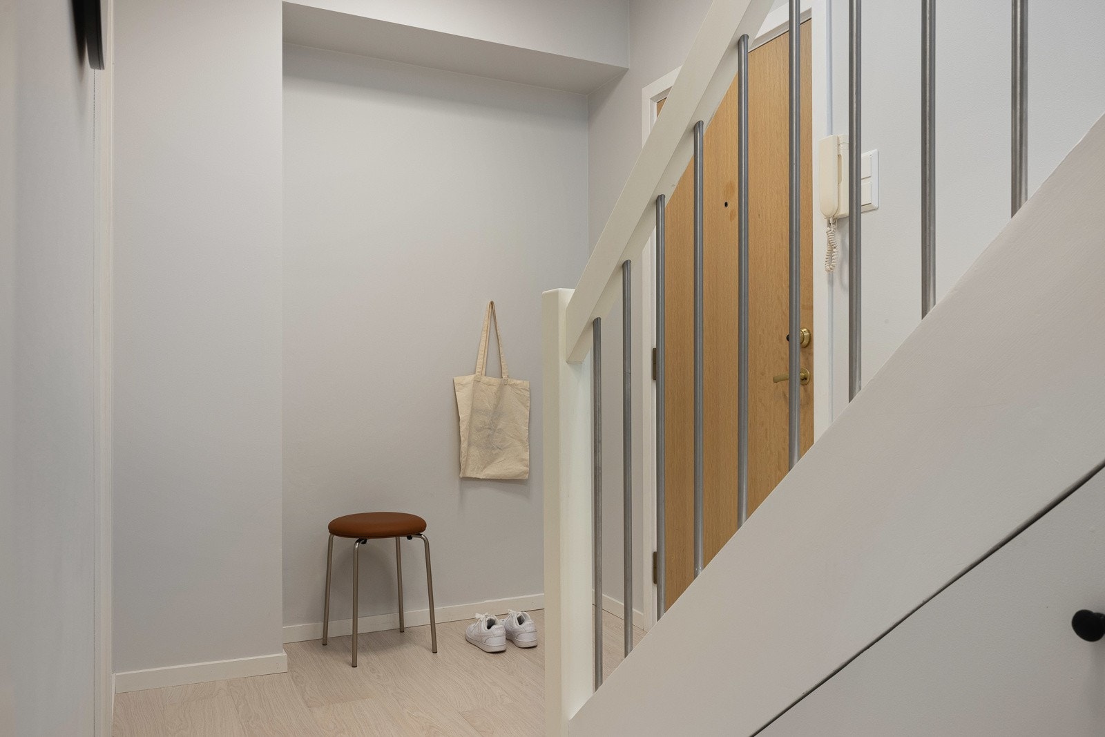Legg merke til den plassbygde skuffen under trappen med god plass til oppbevaring av sko, og annet tilbehør. Galleribilde