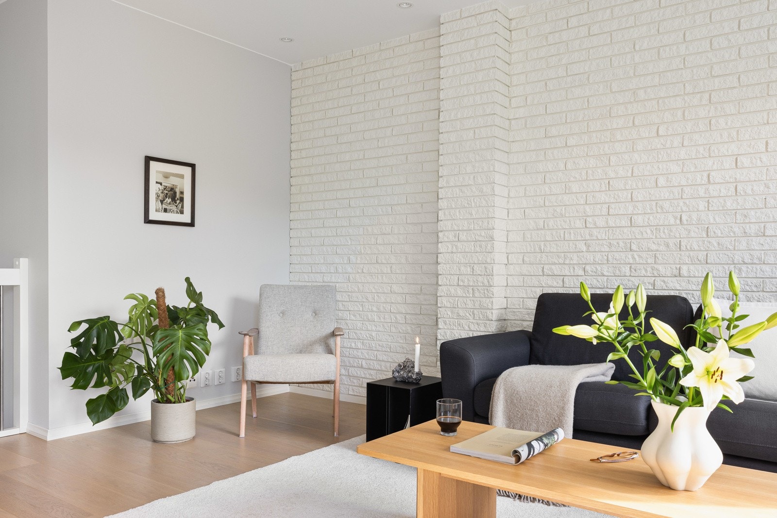 Stuen er naturlig inndelt i én del for sofagruppe og én for spisebord. Galleribilde