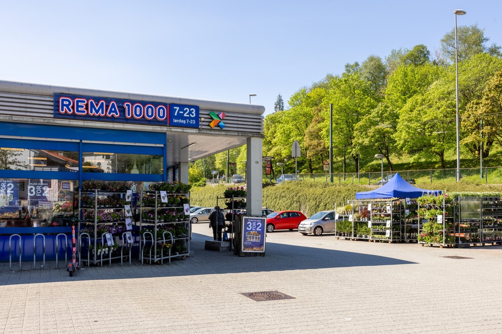 Det er godt utvalg av dagligvarebutikker i området, der den nærmeste er Rema 1000 Nattland, kun 350 meter unna. Galleribilde