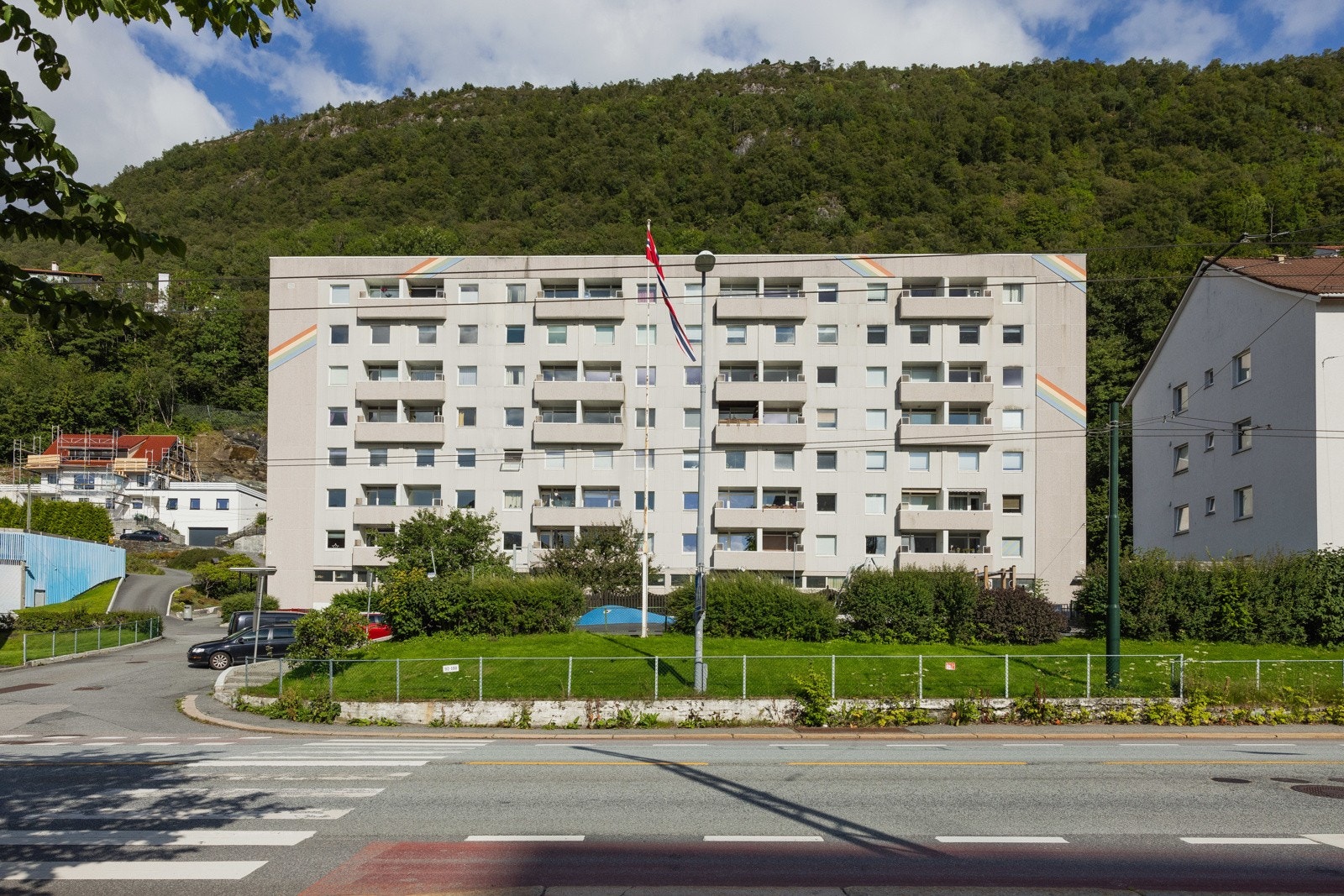 Leiligheten har en svært sentral beliggenhet på Landås. Galleribilde