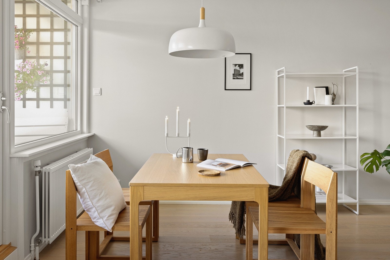 Veggene er nymalt i en lys og behagelig fargetone som harmonerer godt med den lune enstavs parketten. Galleribilde