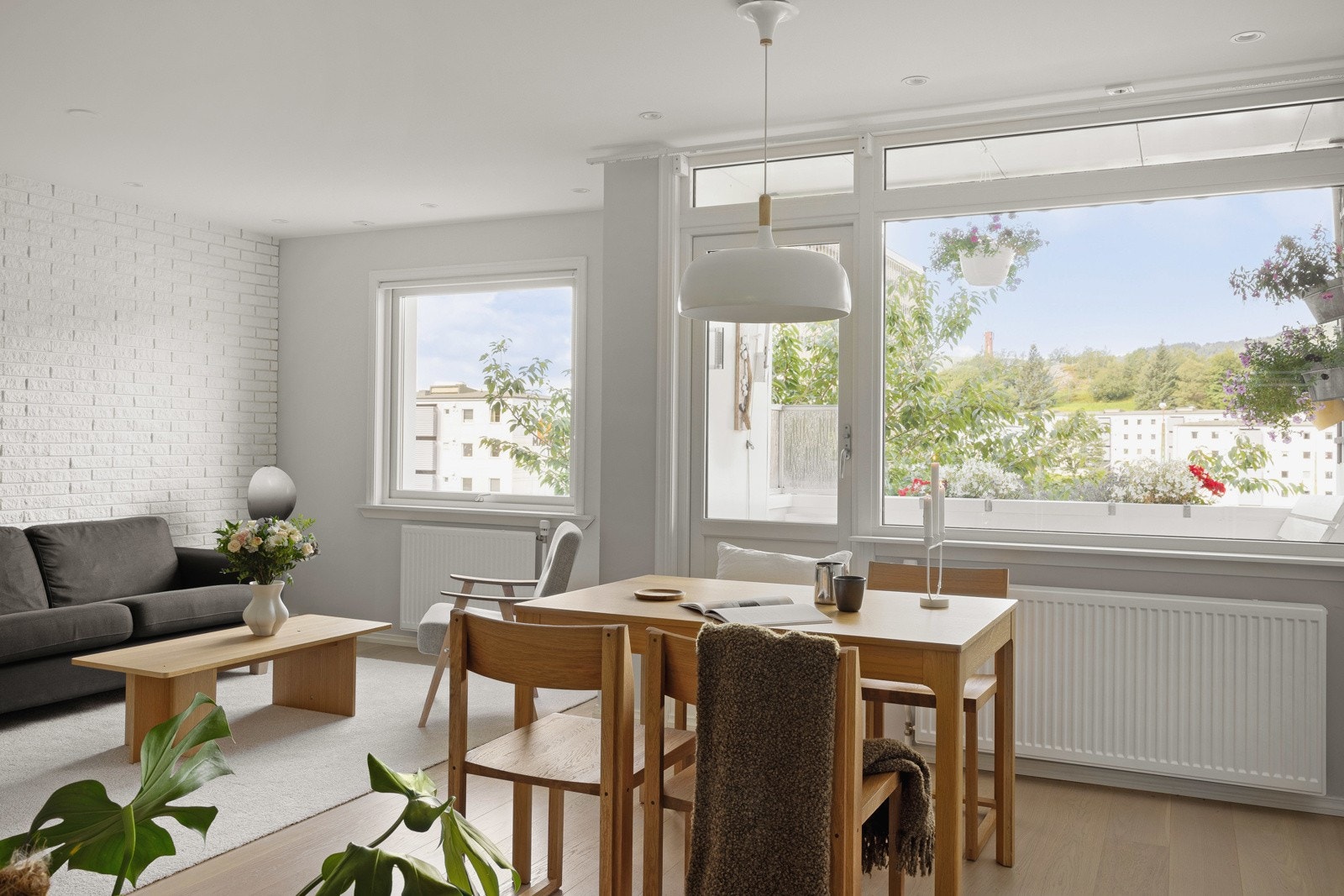 Velkommen til en innholdsrik og moderne leilighet med gjennomgående høy standard og attraktiv beliggenhet. Galleribilde