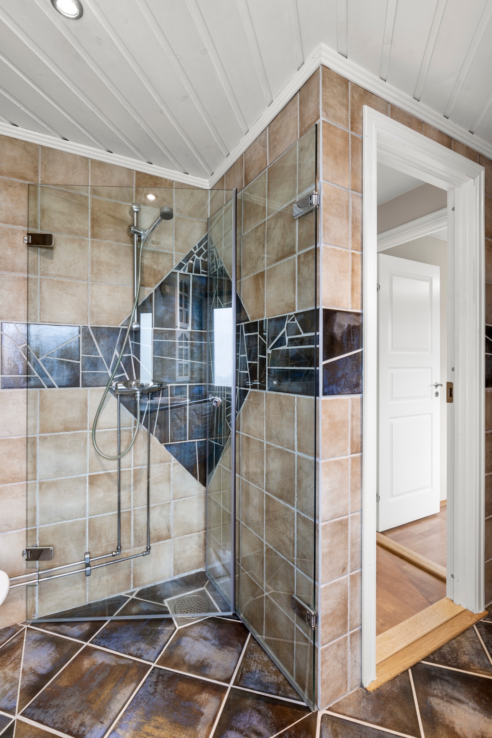 Dusjhjørne. Galleribilde