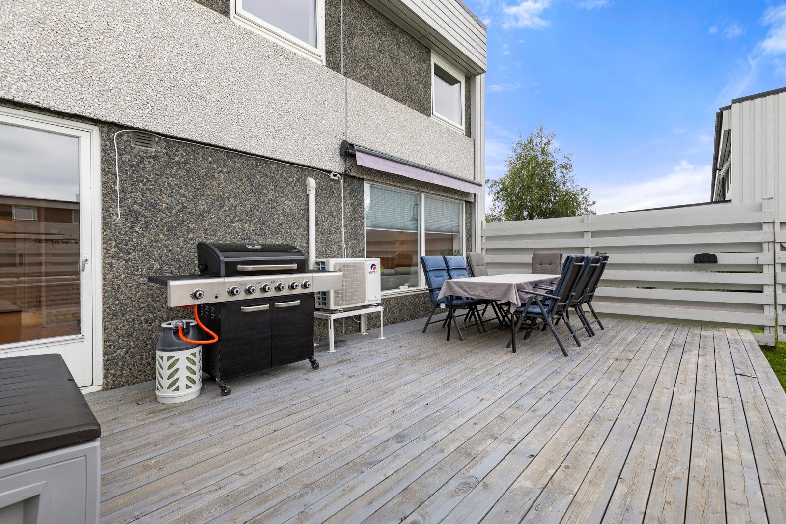 Markterrasse og inngjerdet hage på baksiden av boligen. Galleribilde