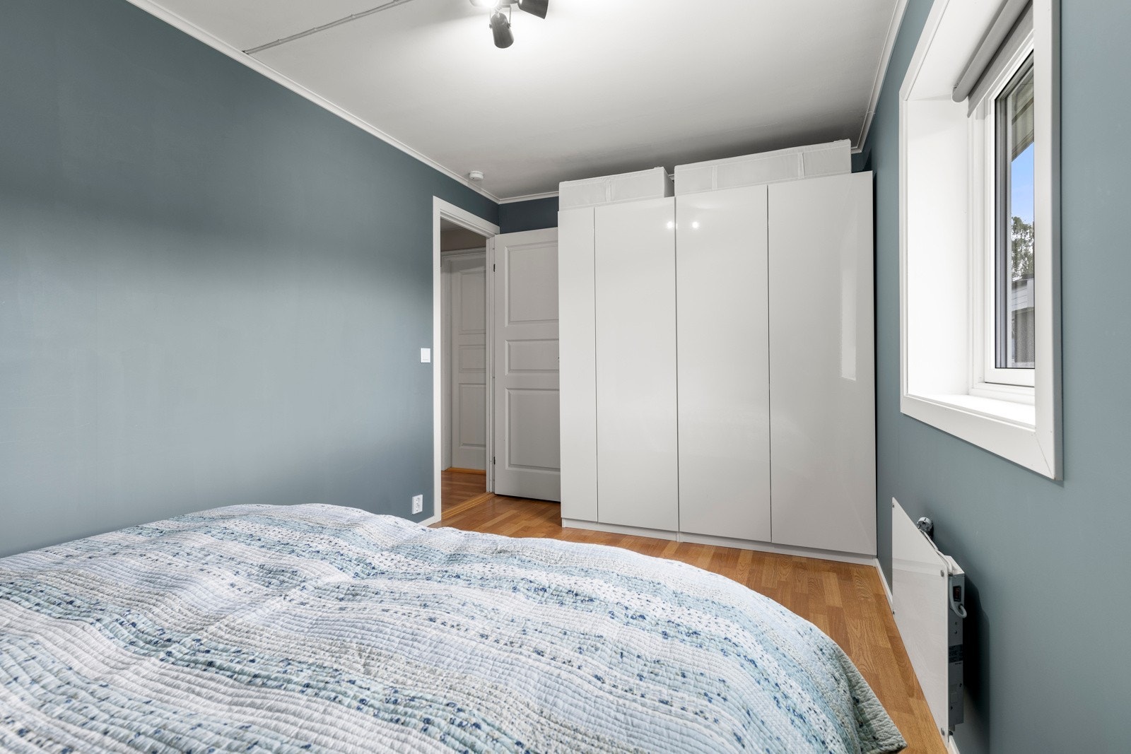 Medfølgende skap på soverommet. Galleribilde