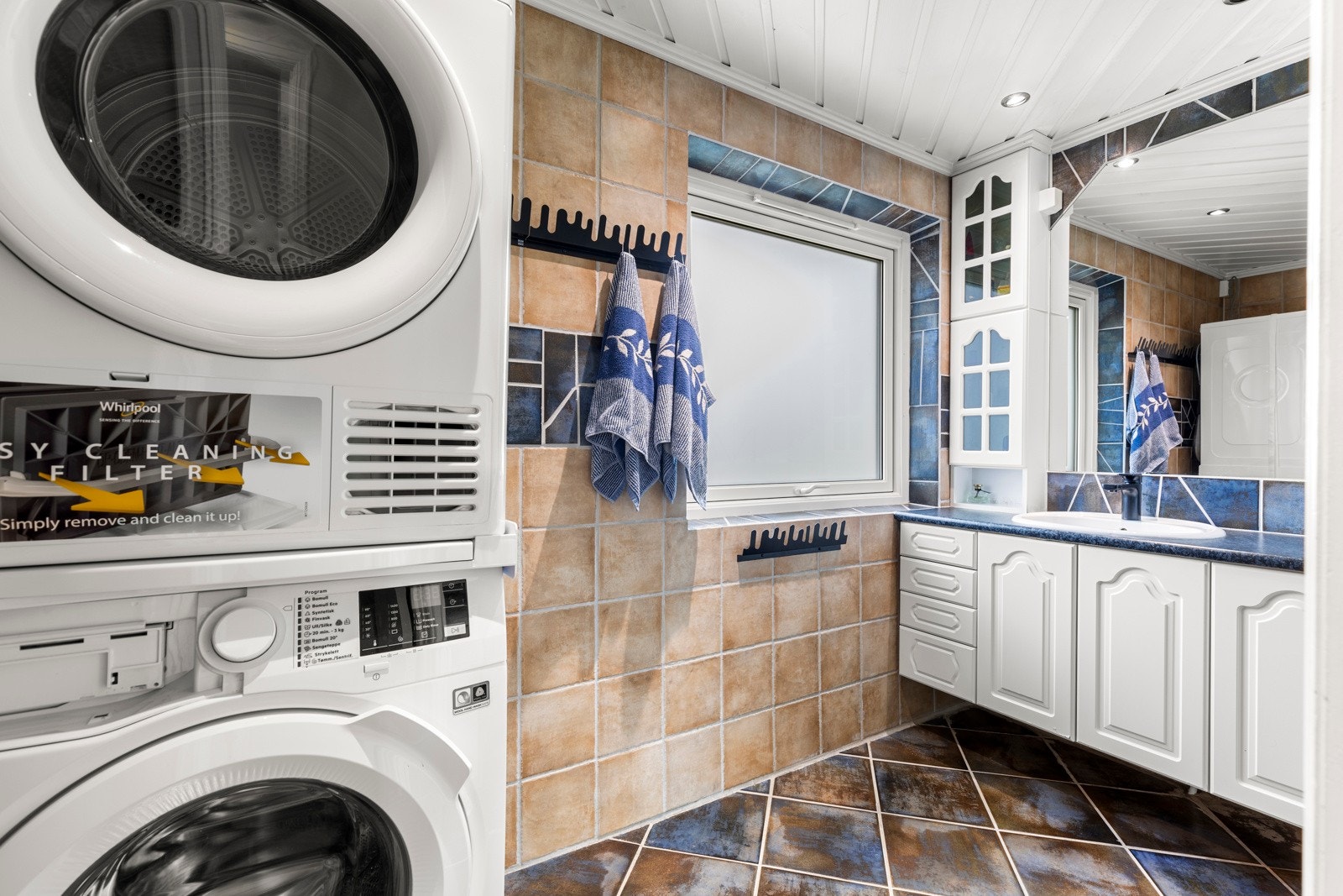 Romslig, eldre baderom. Badet må påregnes modernisering for å oppnå dagens standard. Galleribilde