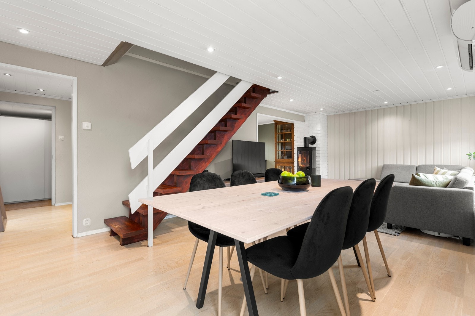 Stue/spisestue i en åpen og sosialløsning. Galleribilde