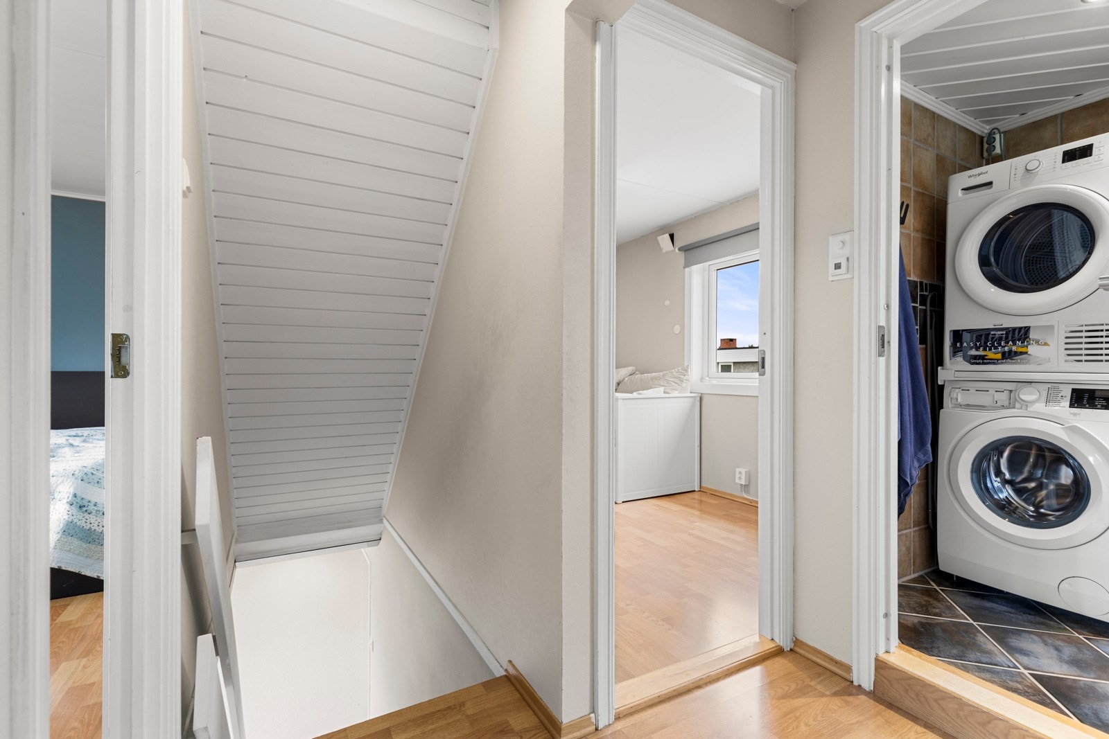 I andre etasje er det tre soverom, bad, samt kott. Galleribilde