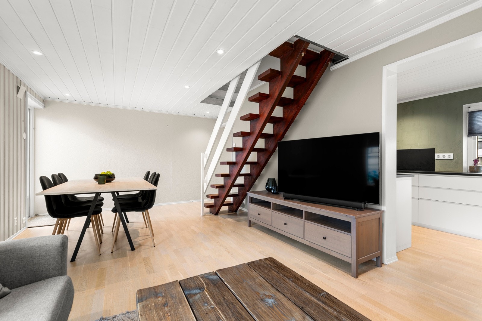 Delvis åpen løsning mot kjøkkenet. Galleribilde