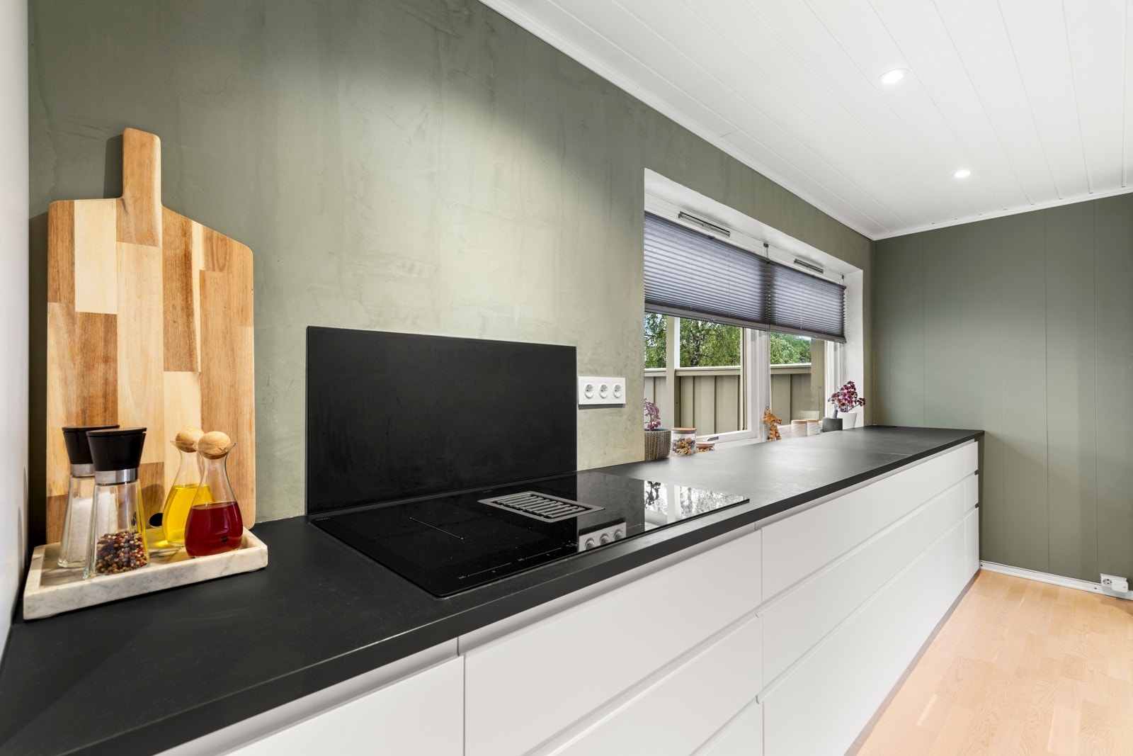 Benkeplater av laminat. Nedfelt oppvaskkum med sort kum og ett-greps armatur. Galleribilde