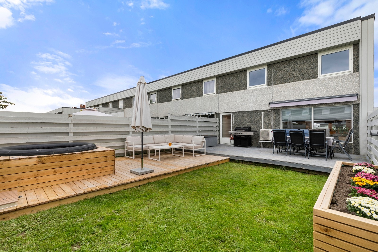 Usjenert og skjermet uteplass. Galleribilde