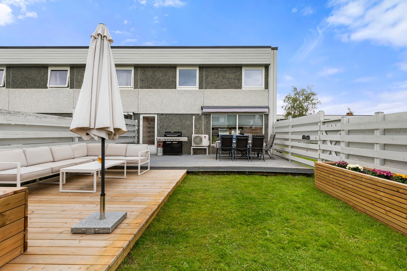 Hagen er pent opparbeidet med plen og blomsterkasse. Galleribilde