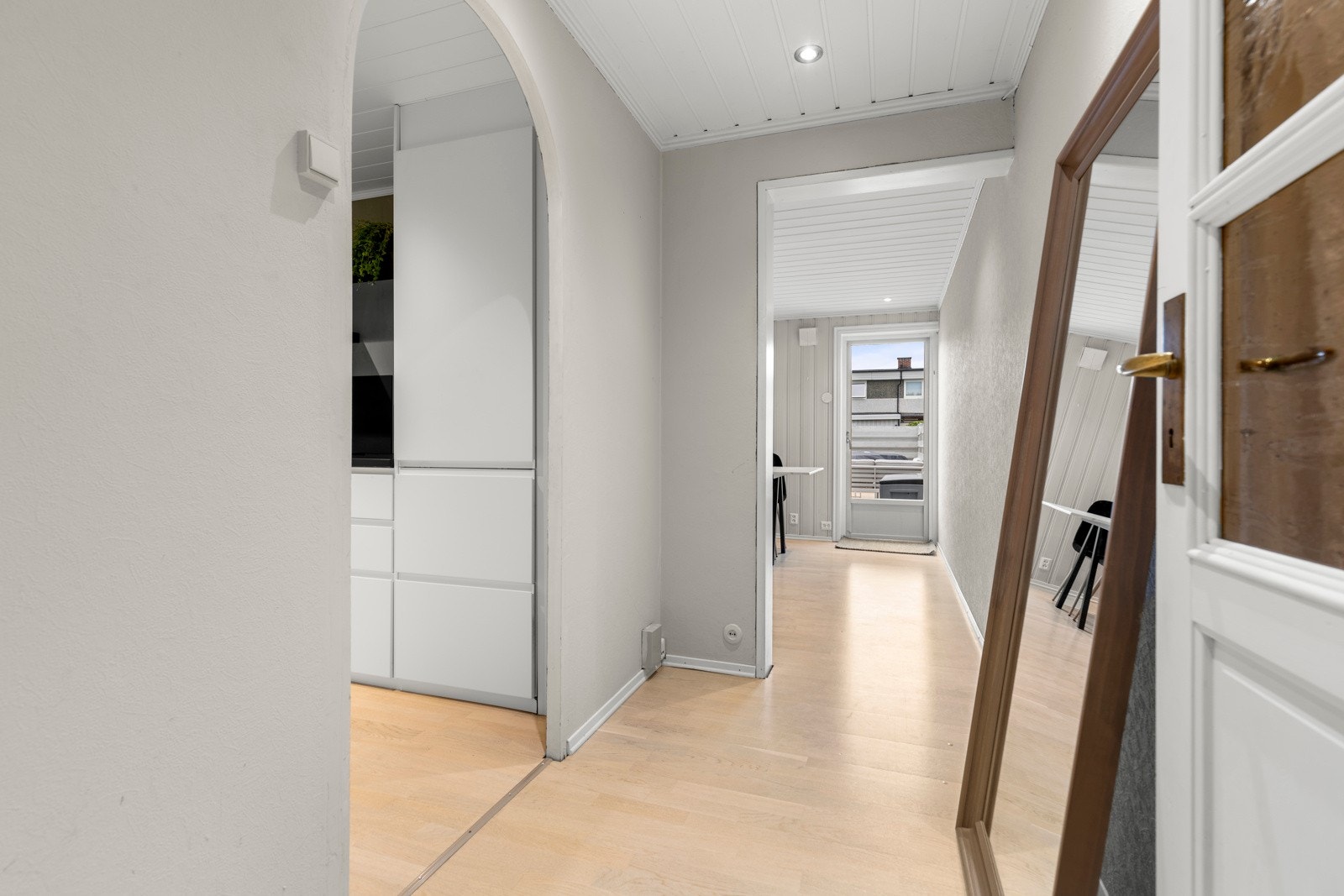 Praktisk adkomst til kjøkkenet fra stuen og gangen. Galleribilde