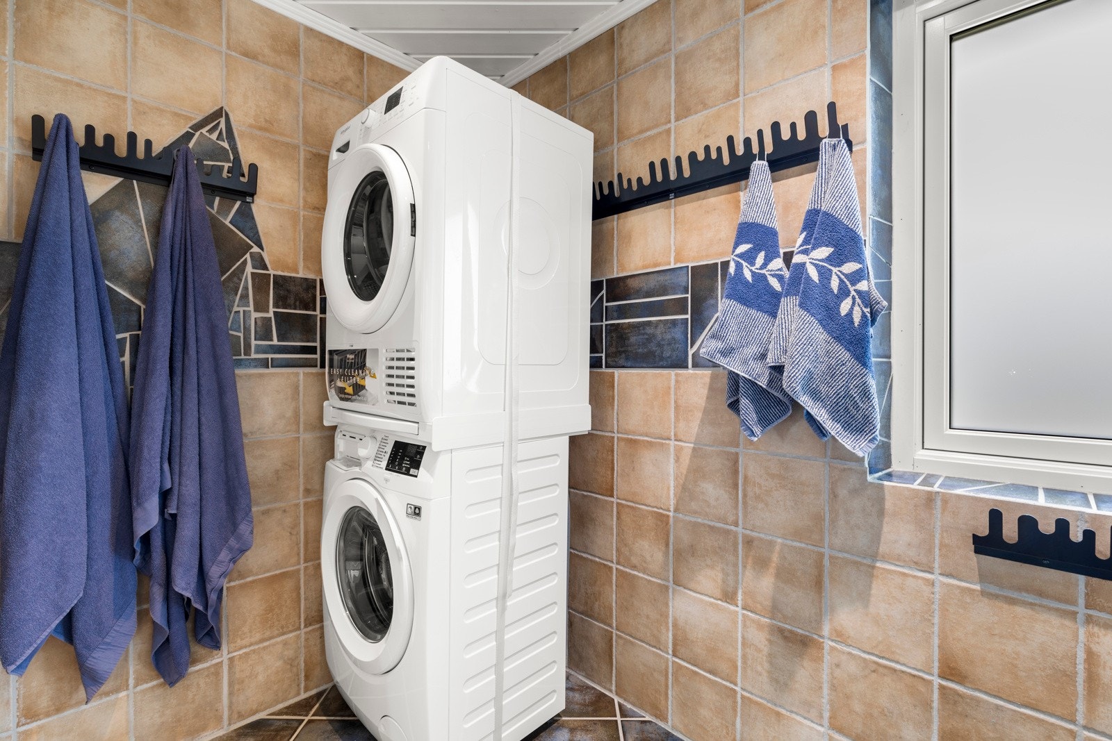 Vaskekrok med opplegg for vaskemaskin. Galleribilde