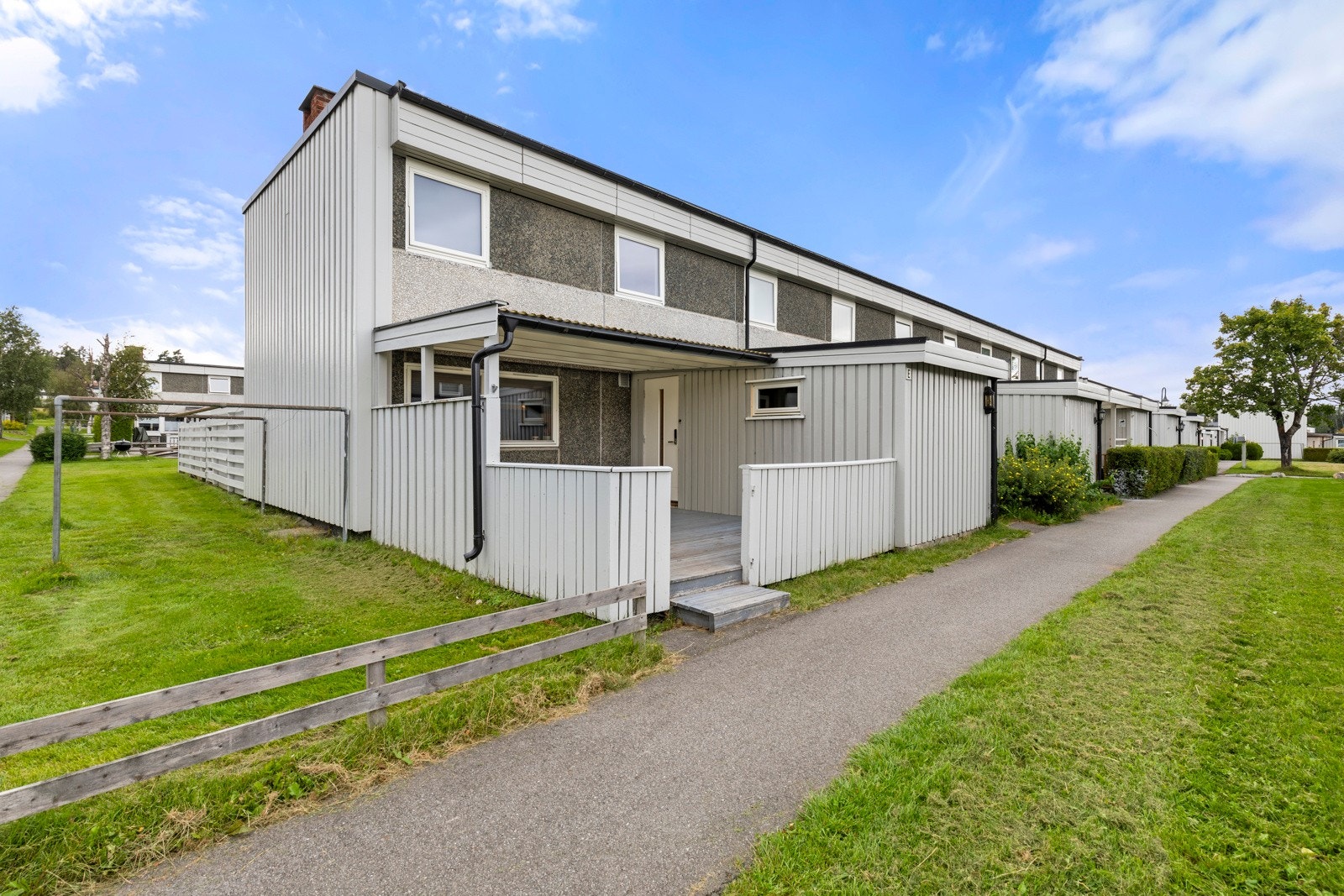 Enderekkehus o/ 2 plan i barnevennlige omgivelser. Galleribilde