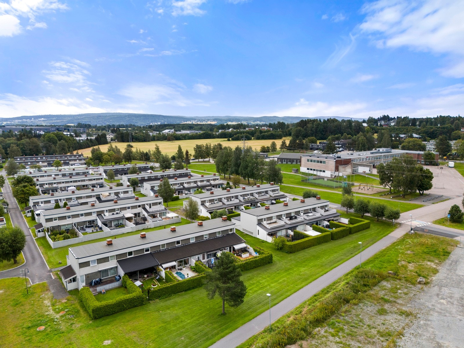 Oversiktsbilde - familievennlige omgivelser med barnehage og skole i umiddelbar nærhet. Galleribilde
