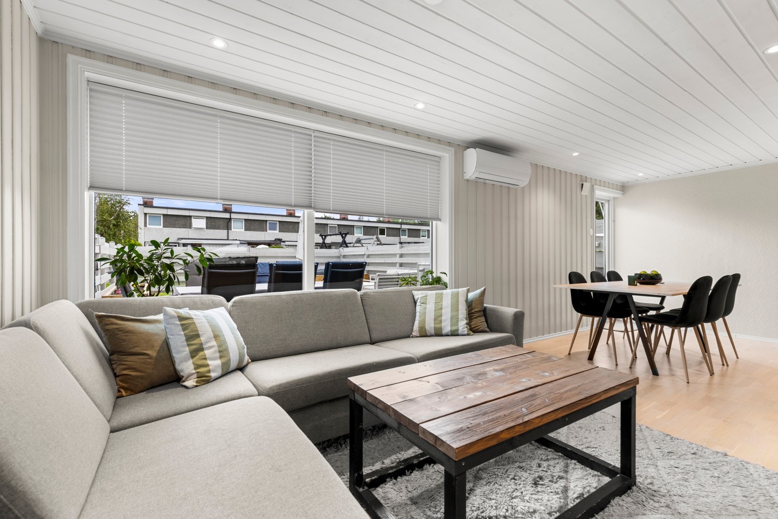 God plass til sofa og tilhørende møblement. Galleribilde