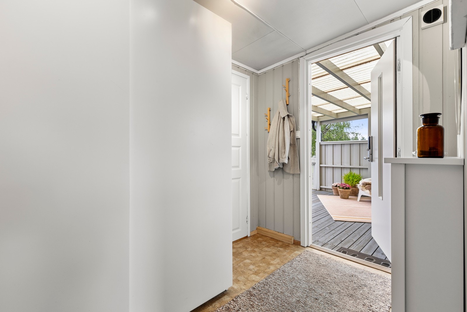 Fra entreen er adkomst til en praktisk bod/omkledningsrom. Galleribilde