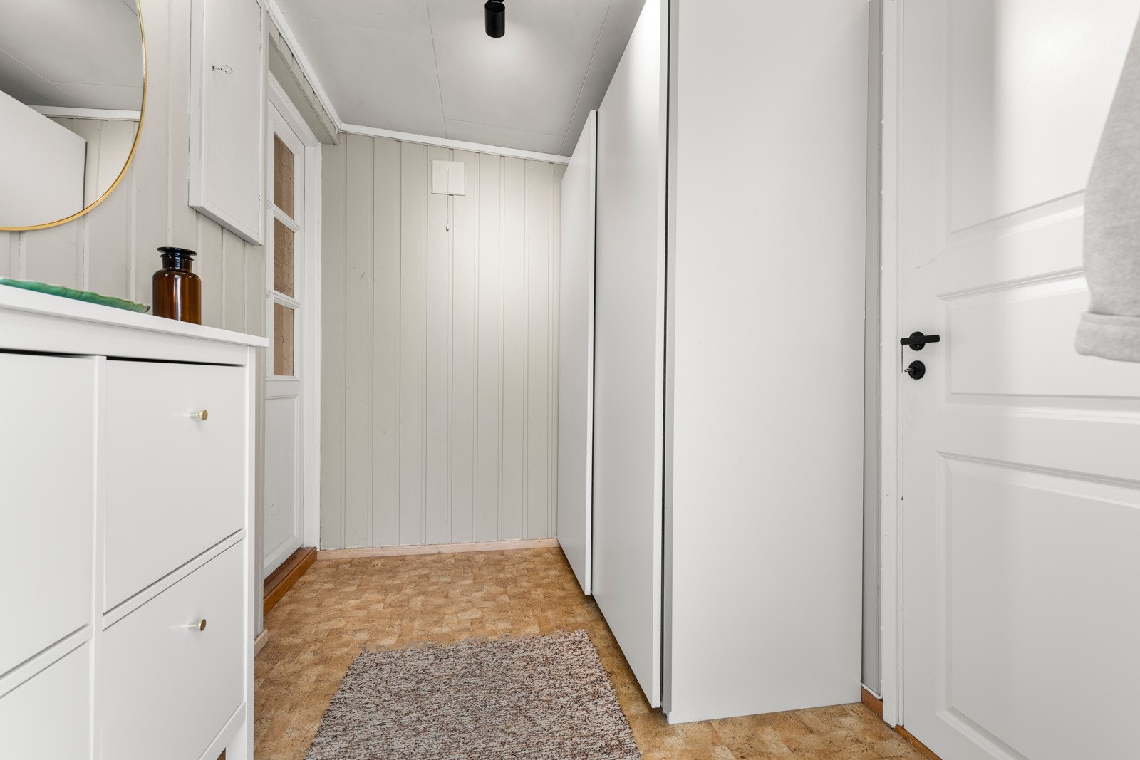 Entré/gang med plass til sko og oppheng av ytterklær. Galleribilde