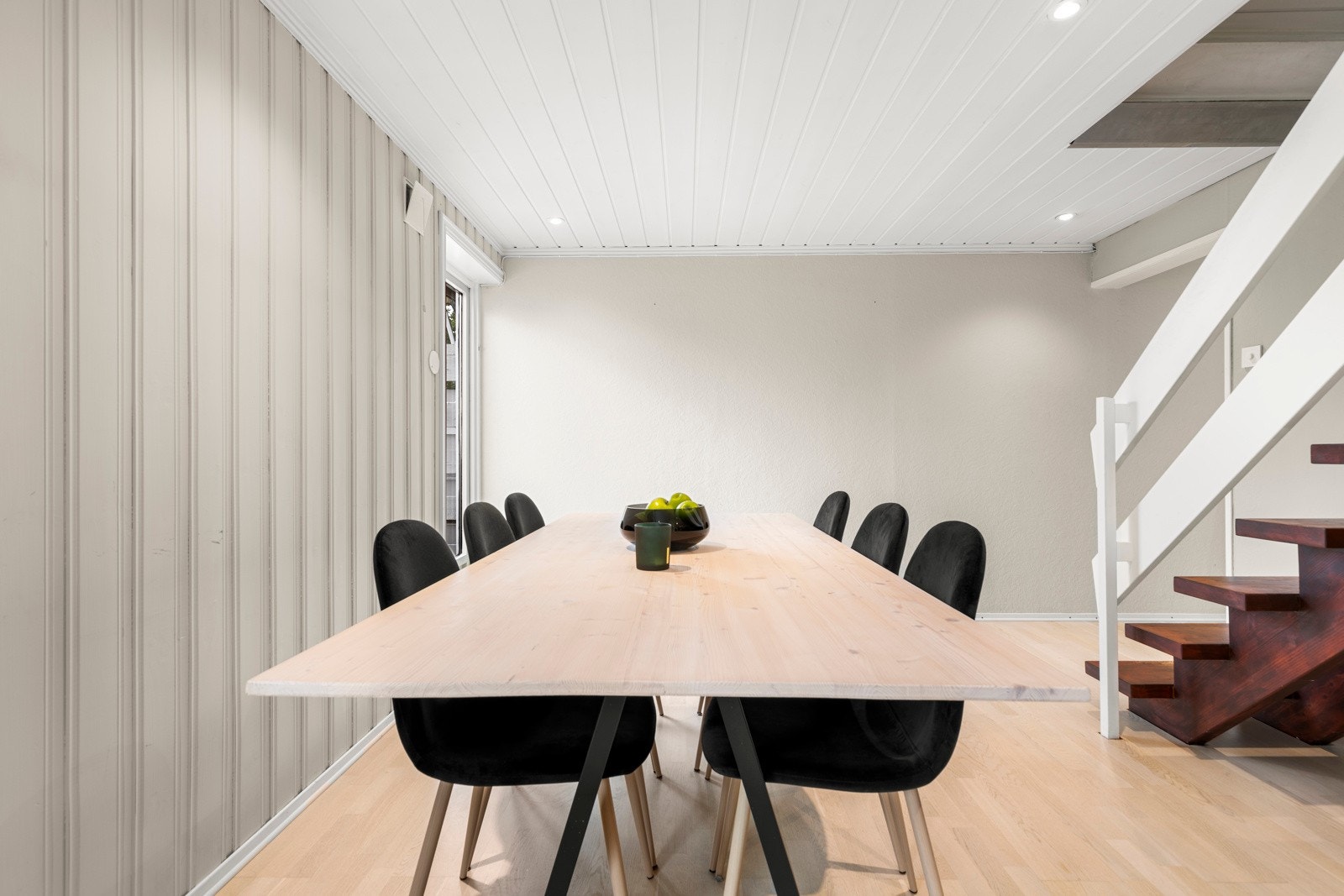 God plass til middagsgjester rundt spisebord. Galleribilde