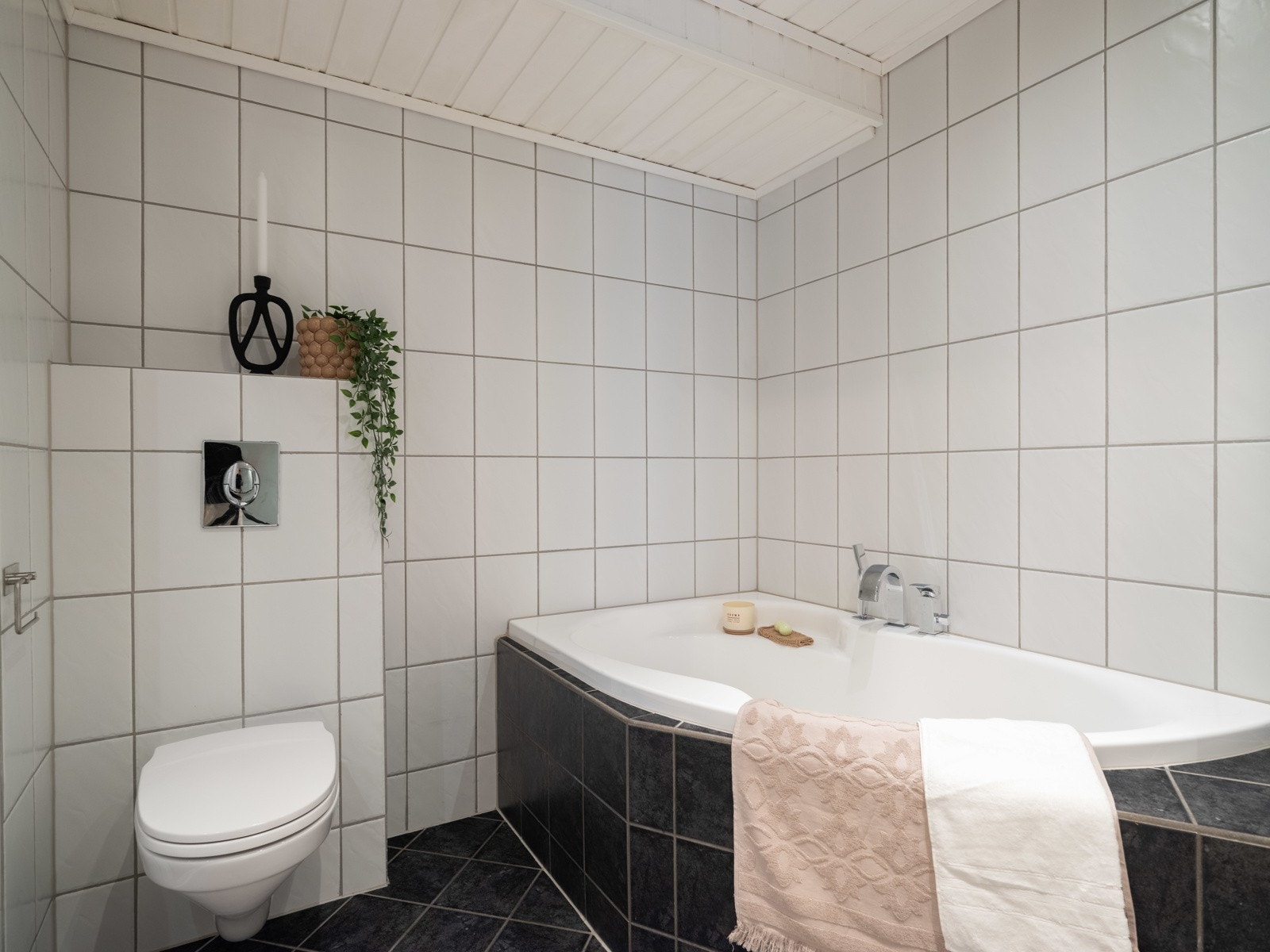 Badet er innredet med blant annet separat dusj og badekar. Galleribilde