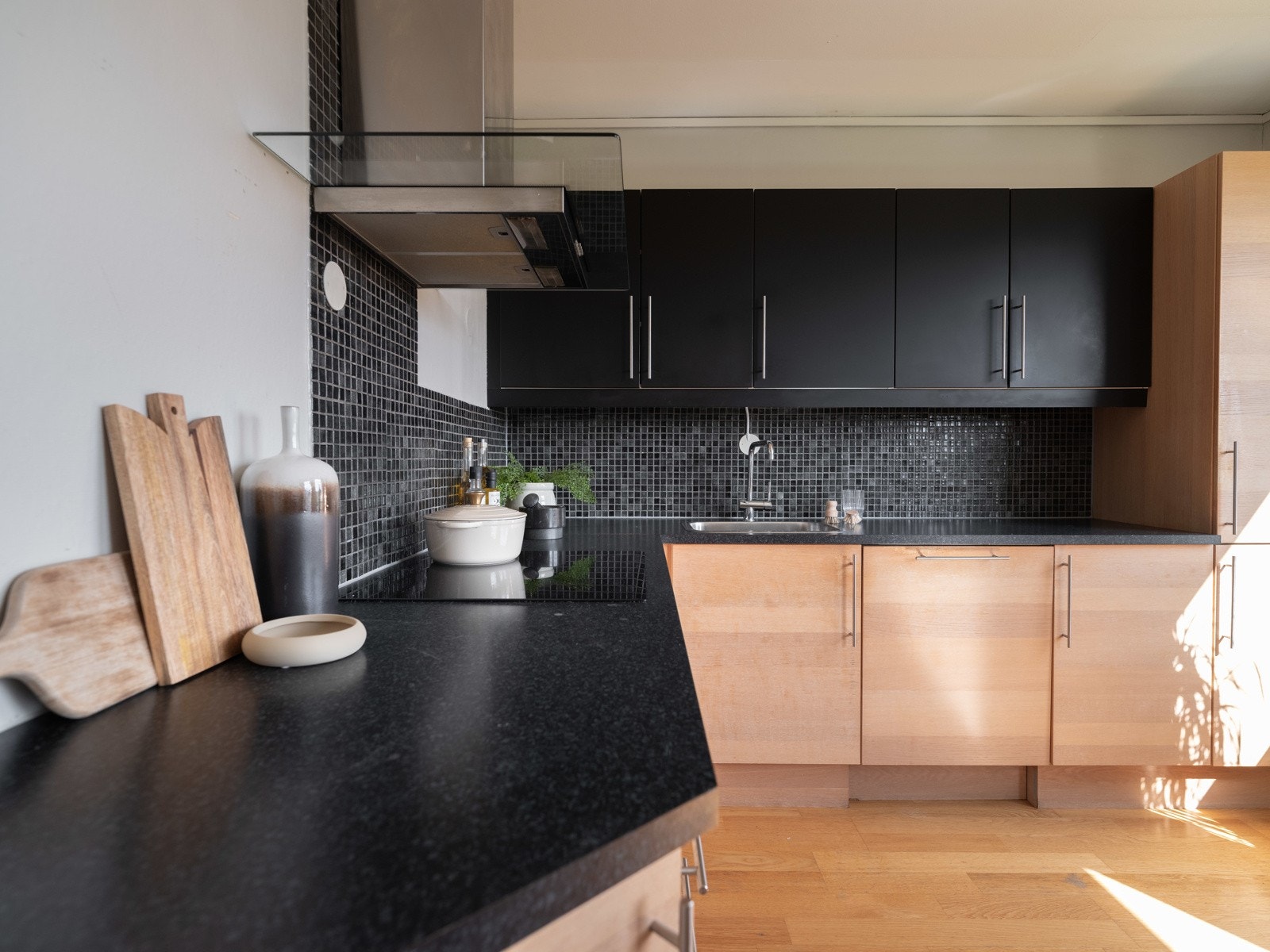 Her har man god plass til oppbevaring og store arbeidsflater. Galleribilde