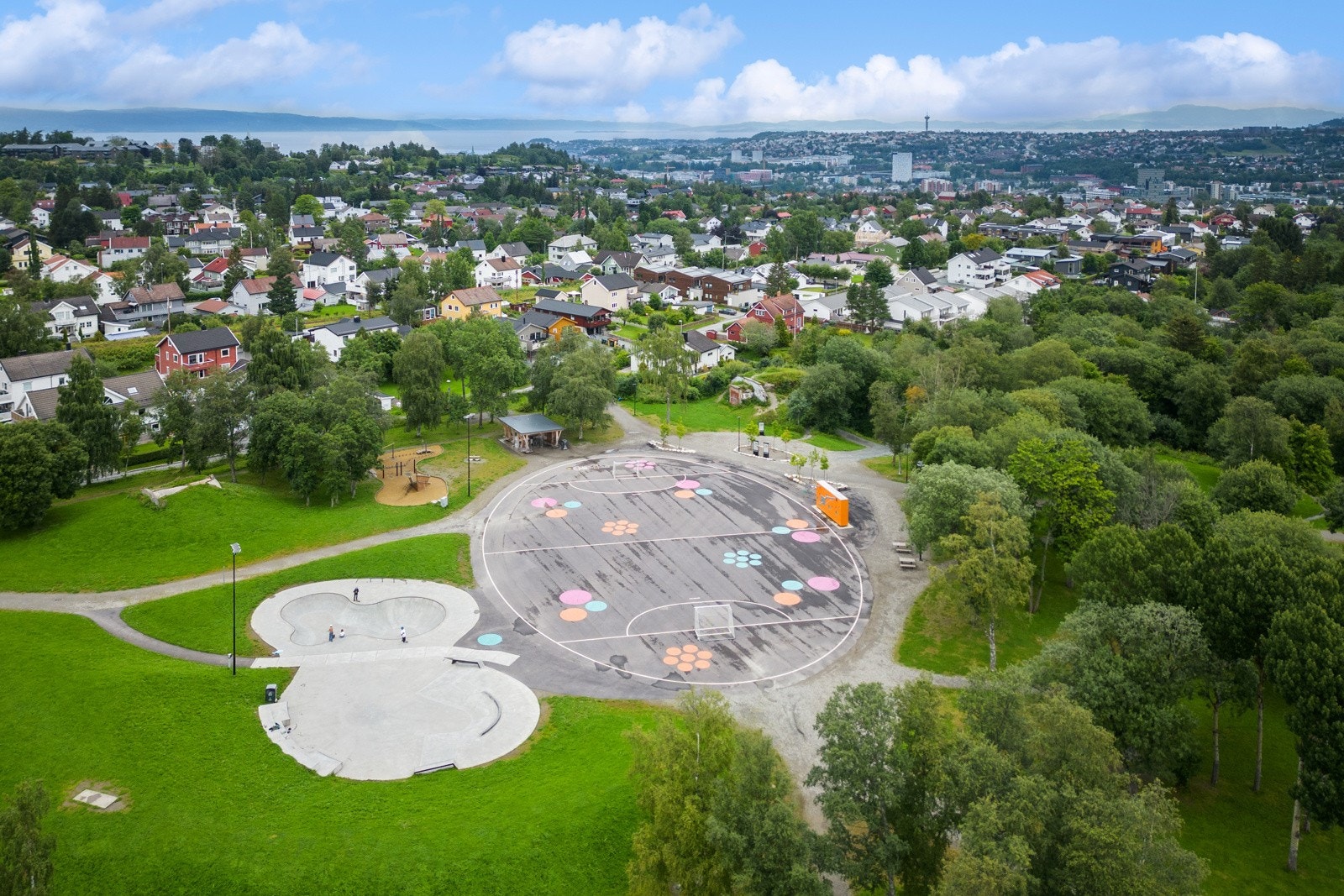 Området har flere fine lekeplasser og ballbaner i kort avstand fra leiligheten. Galleribilde