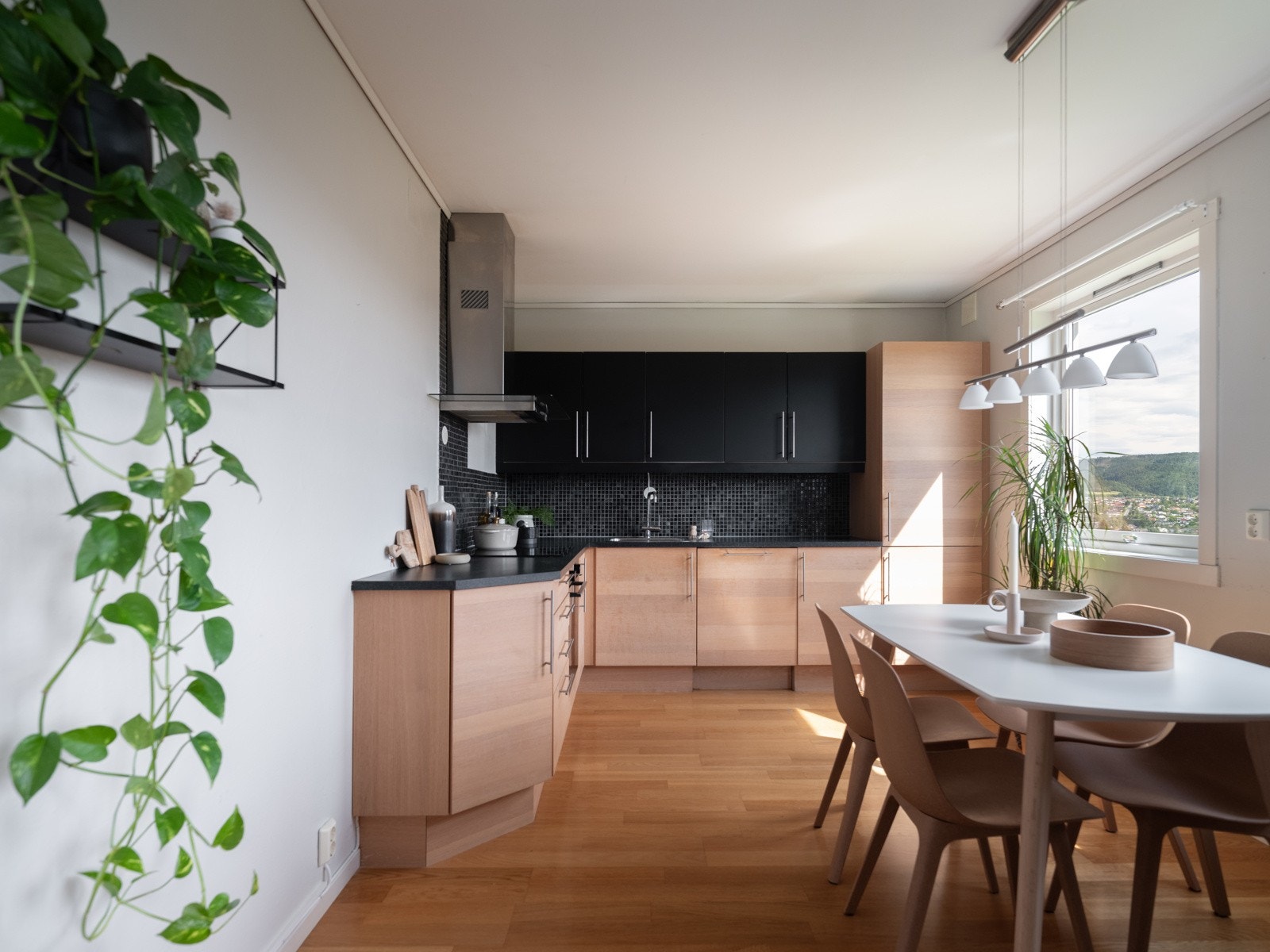 Kjøkkeninnredningen fremstår som svært moderne. Galleribilde