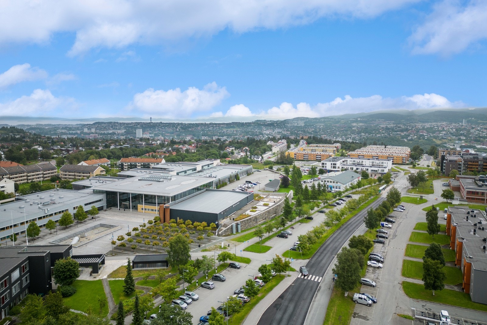 Byåsen videregående skole er rett i nærheten, med kun få minutters gange fra leiligheten. Galleribilde