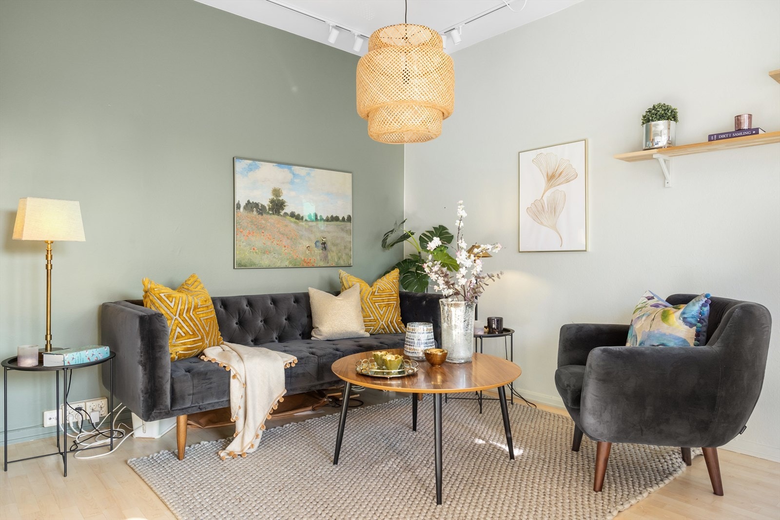 Planløsningen åpner opp for flere møbleringsmuligheter med god plass til sofagruppe, TV-møbler og spisebord med tilhørende stoler. Galleribilde