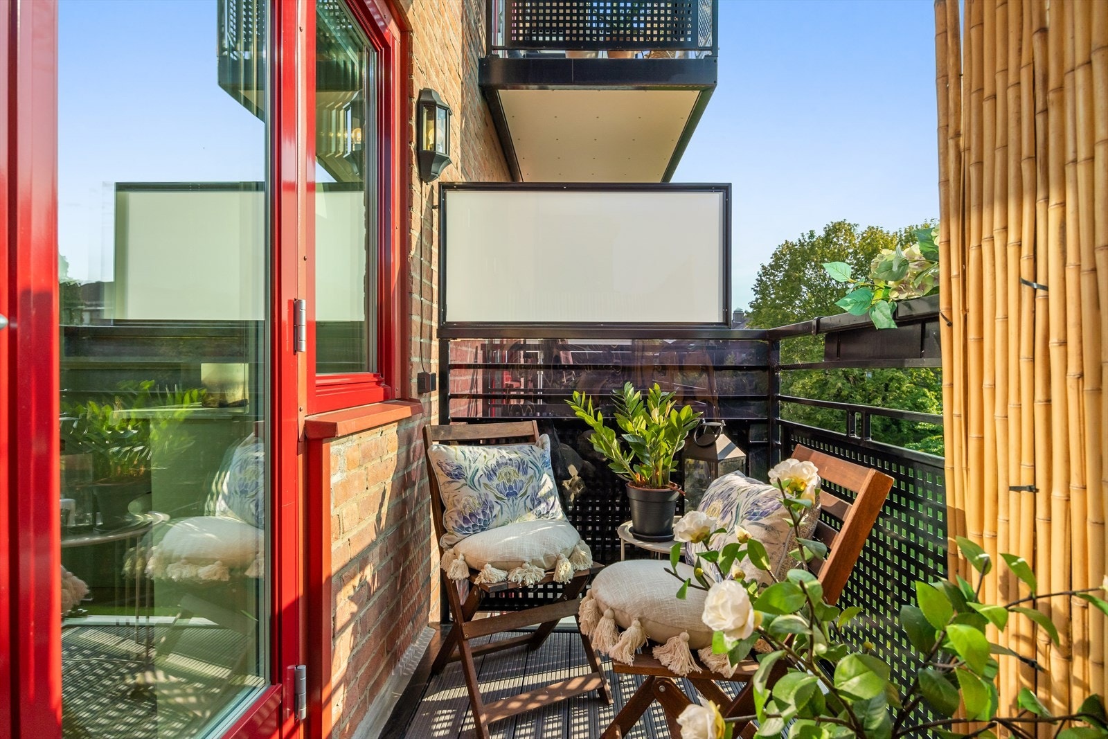 Fra stuen er det utgang til en herlig vestvendt balkong på ca. 4 m² med gode solforhold. Galleribilde