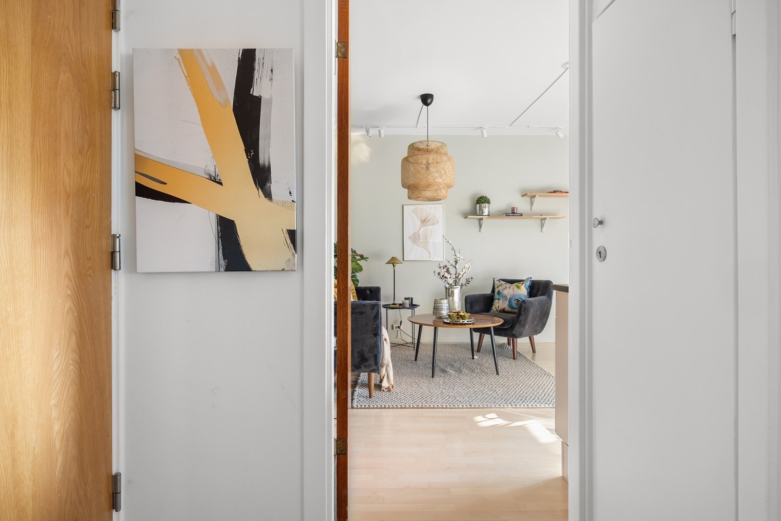 Det er god plass til oppbevaring av yttertøy i det orginale garderobeskapet. Galleribilde