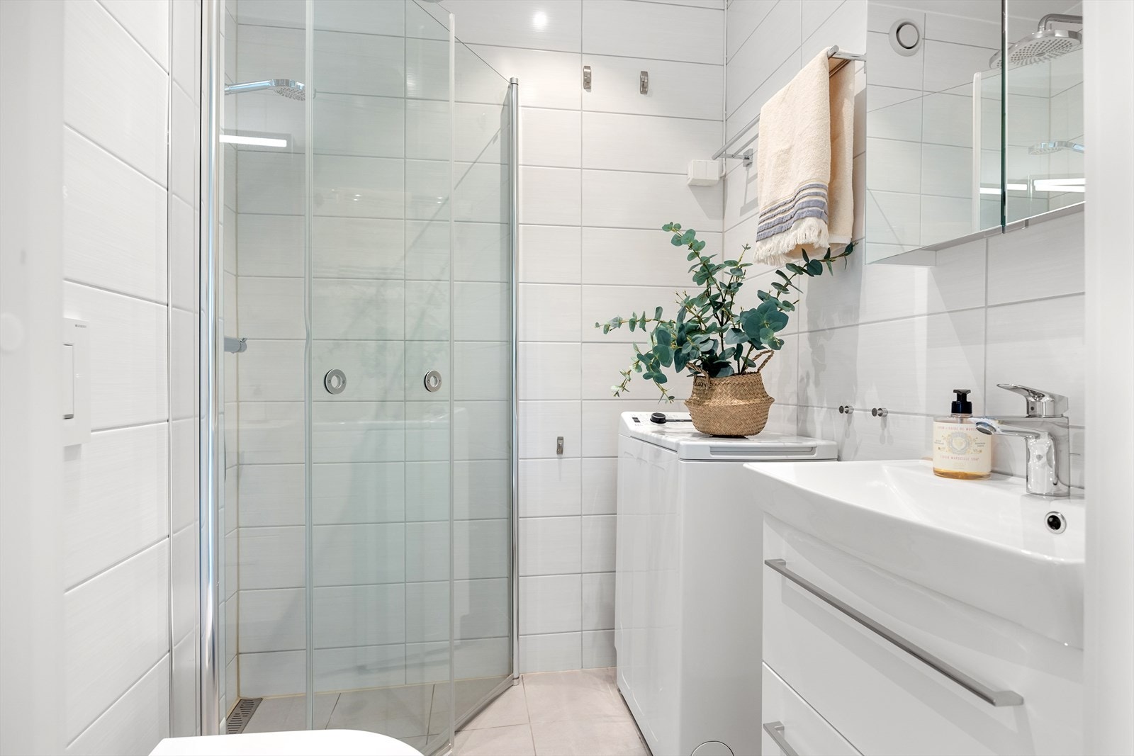 Pent flislagt baderom med downlights i himlingen og gulvvarme, pusset opp i 2017. Galleribilde