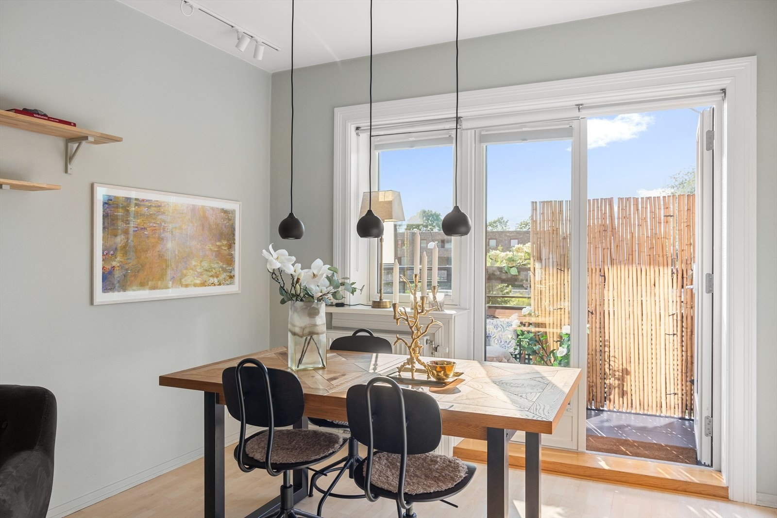 Det er god plass til spisebord i leiligheten. Galleribilde