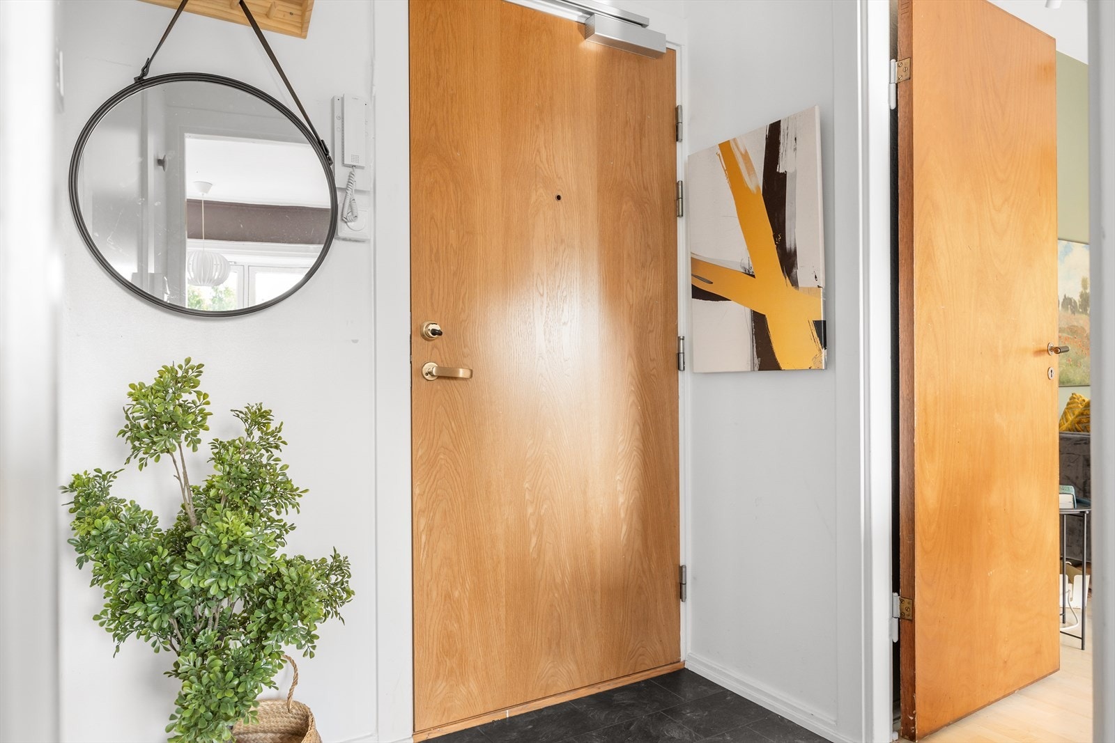 Velkommen inn! Leiligheten har en innbydende entré som skaper et umiddelbart godt førsteinntrykk. Galleribilde