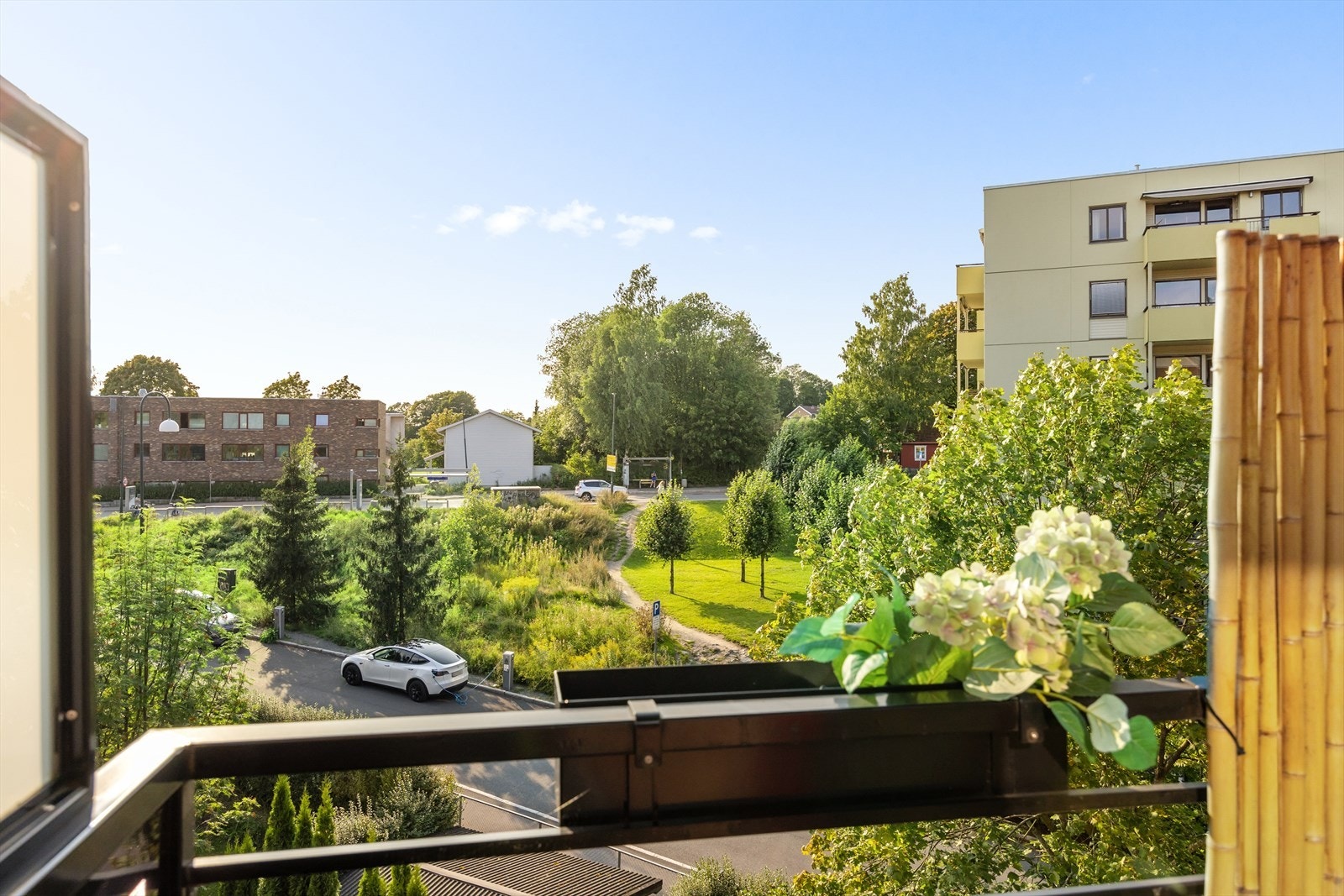 På vår- og sommerhalvåret blir balkongen som en forlengelse av stuen og innbyr til mer samvær og fine stunder med familie og venner. Galleribilde