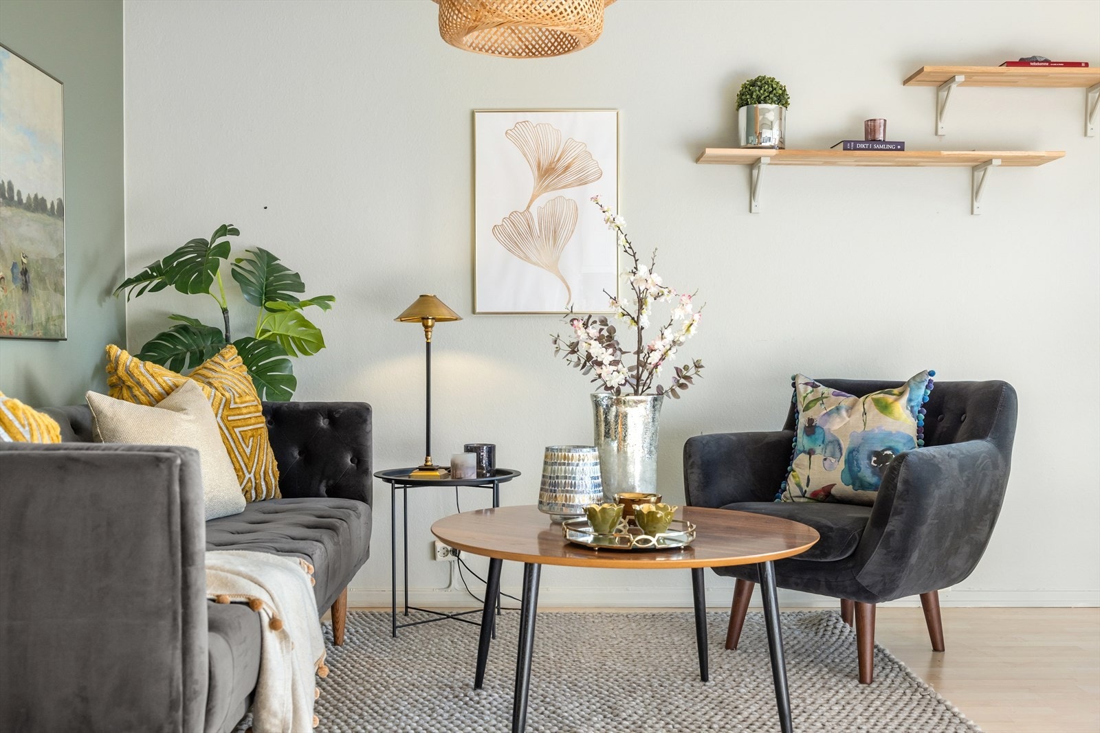 Gulvet er belagt med flott laminat, og overflatene er malt i delikate og moderne fargetoner. Et perfekt utgangspunkt for å innrede med egne møbler og gjenstander for å skape ditt drømmehjem. Galleribilde