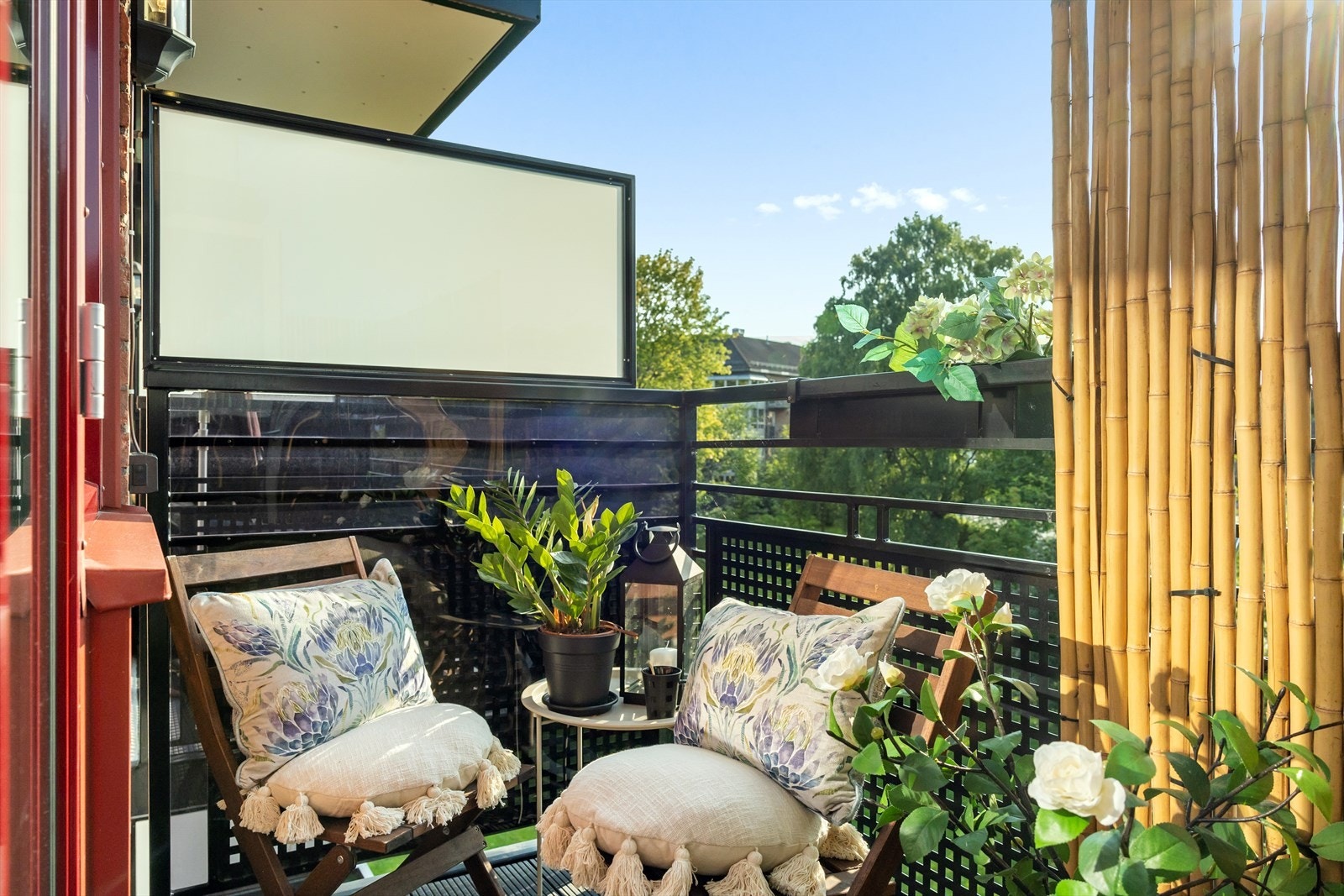 En lys og populær 2-roms leilighet beliggende i byggets 4. etasje med solrik balkong. Galleribilde