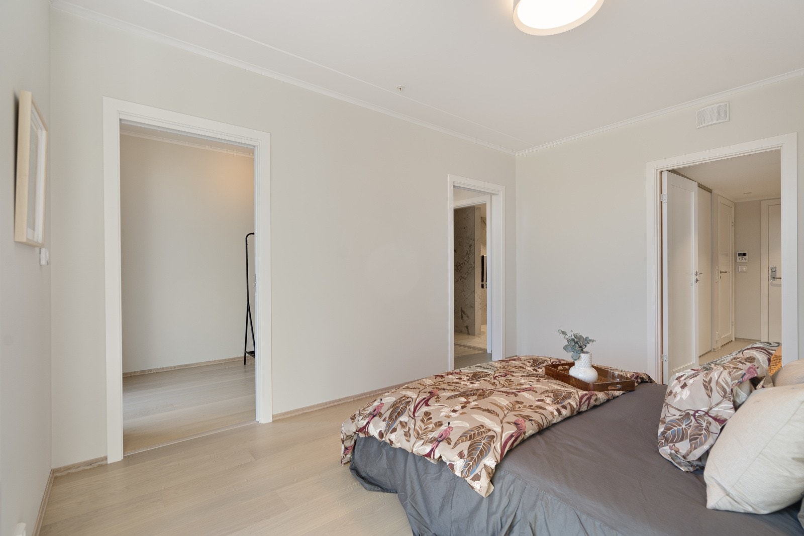 Hovedsoverom med eget bad og walk in garderobe Galleribilde
