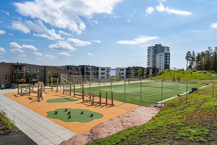 Øya kan by på utvendig tennisbane og treningsapparater Galleribilde
