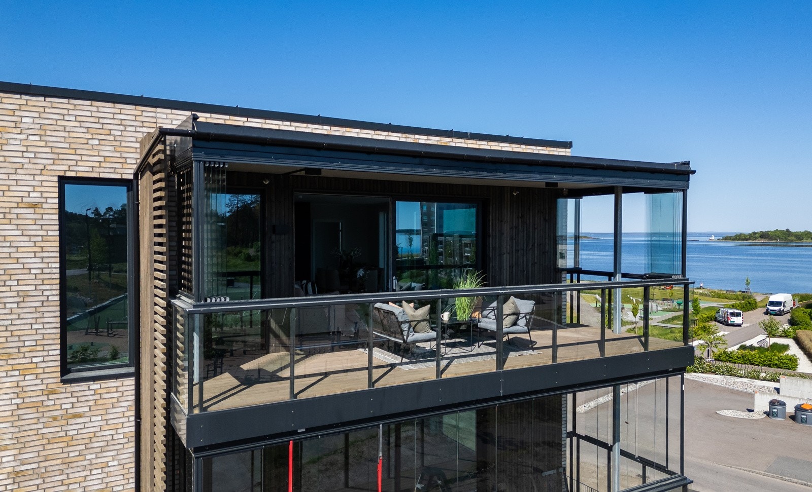 Meget solrik, innglasset balkong - Her kan glasser skyves til side ved behov Galleribilde