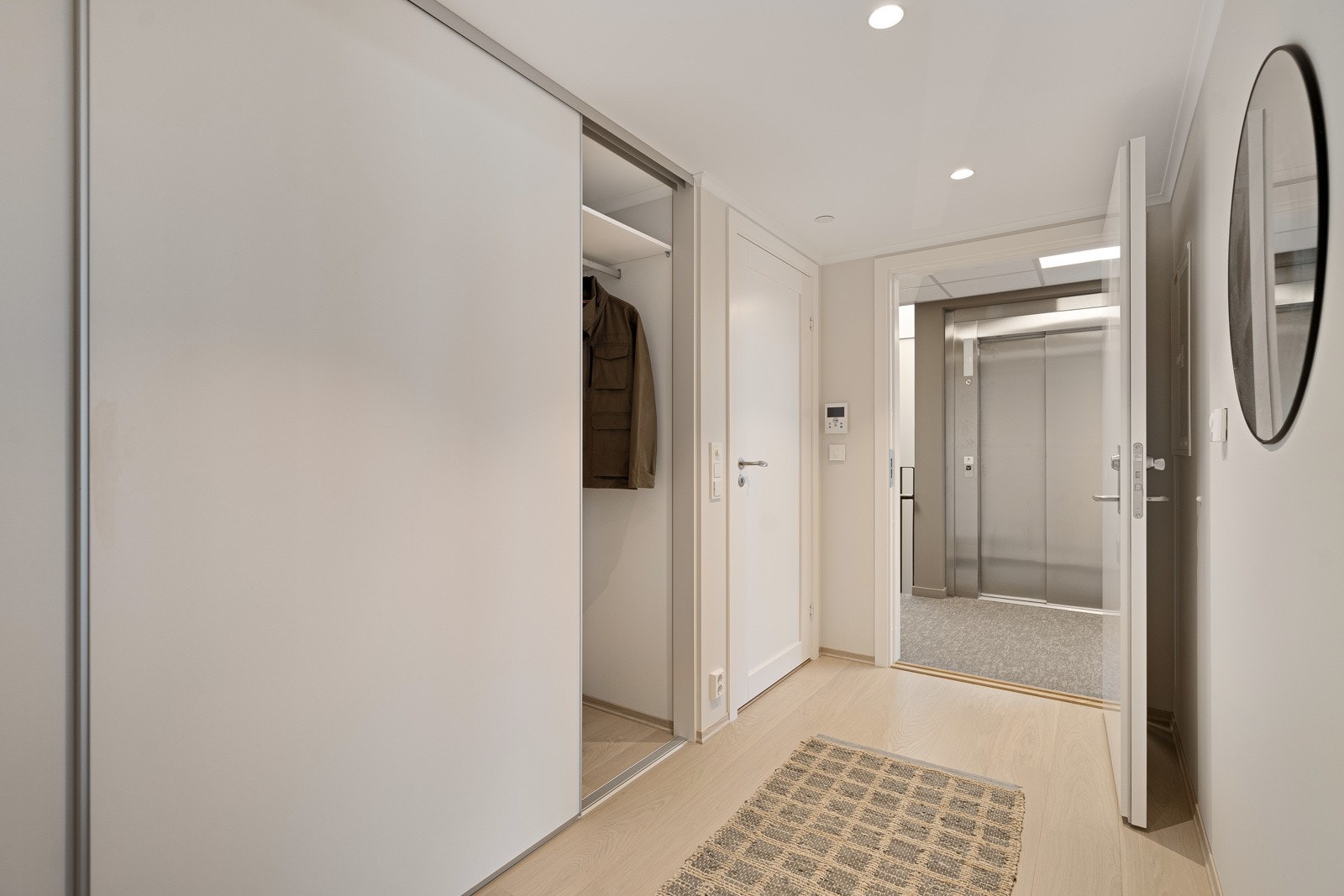 Hall med stor skyvedørgarderobe Galleribilde