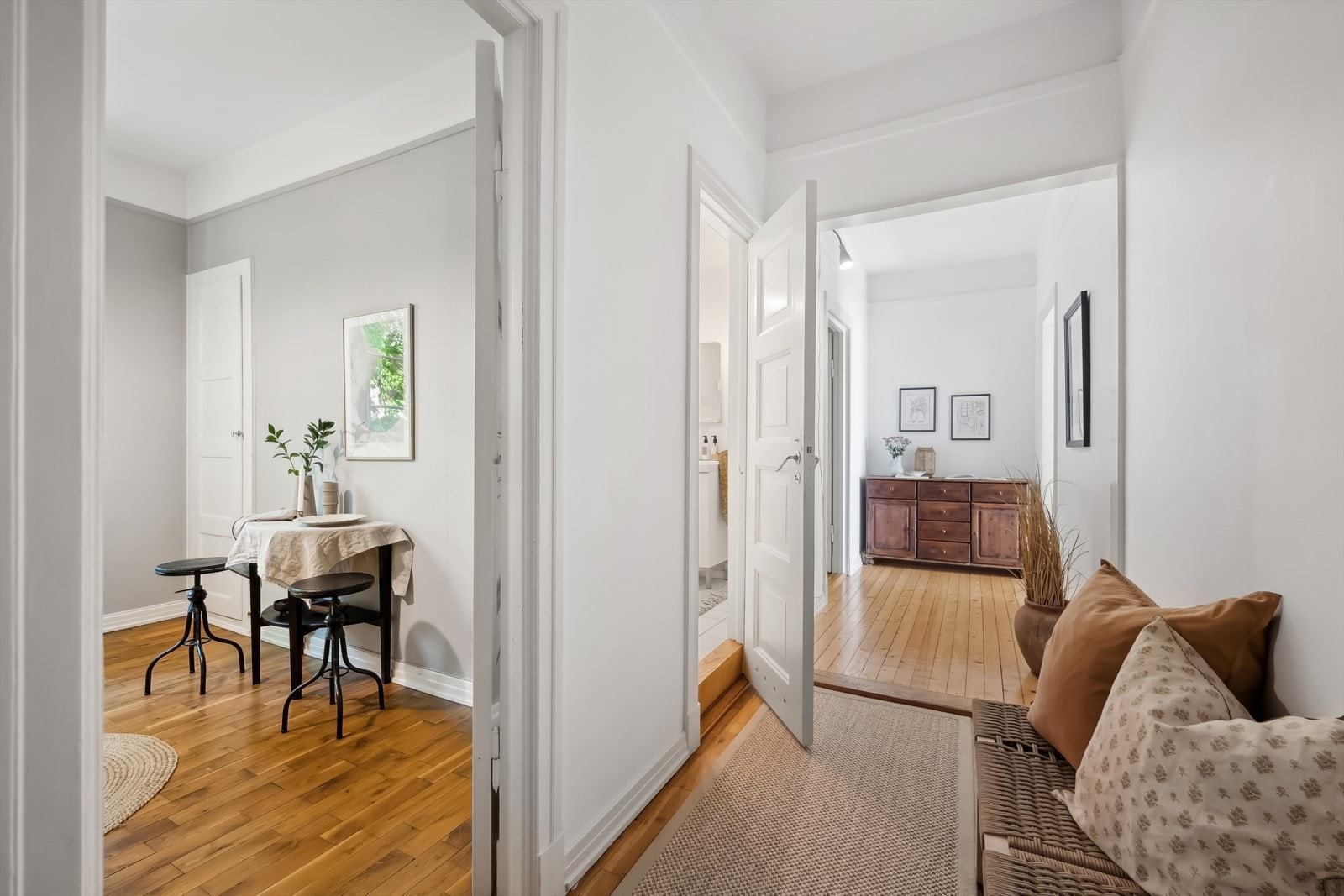 Du ønskes velkommen inn i en romslig og lys entré. Galleribilde