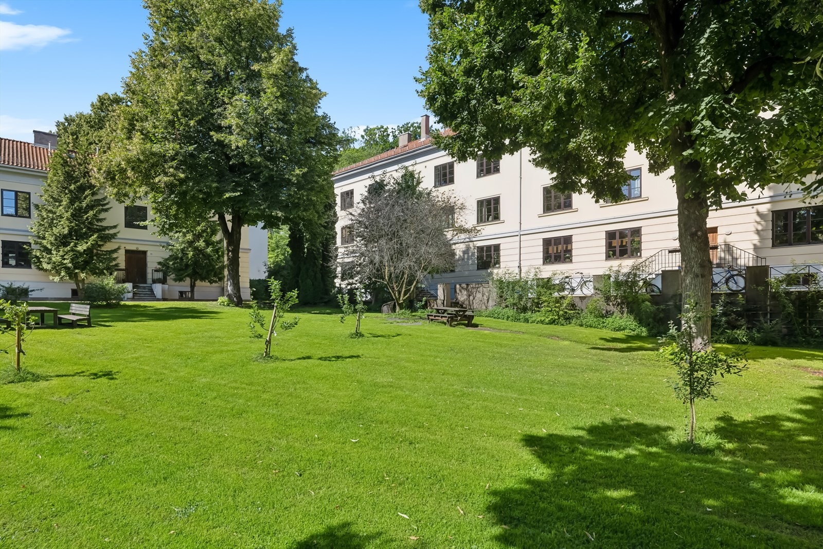Fantastiske, frodige grøntområder. Meget attraktiv adresse. Galleribilde