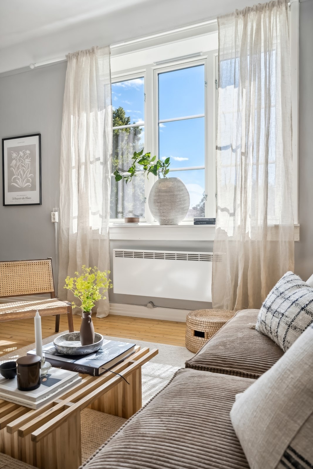 De store vindusflatene sammen med den gode takhøyden, slipper inn godt med lys å skaper en luftig og fin atmosfære i rommet. Galleribilde