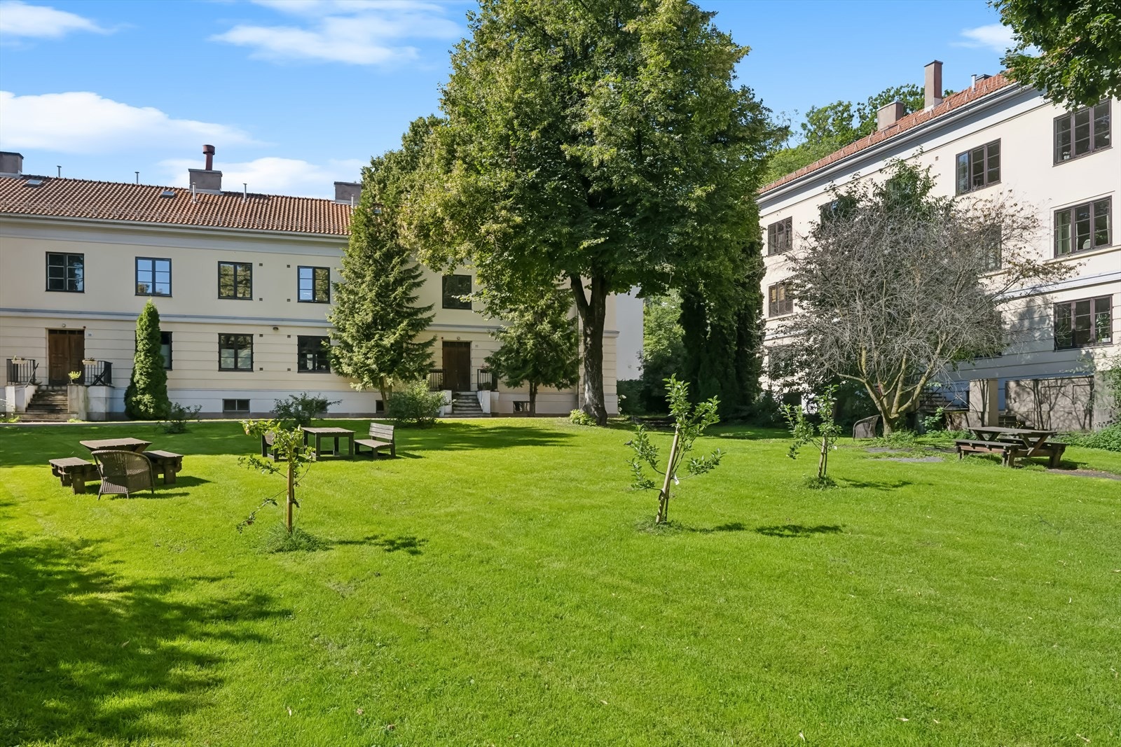 Leiligheten ligger godt tilbaketrukket fra Colletts gate med sameiets store fine hage rett utenfor. Galleribilde