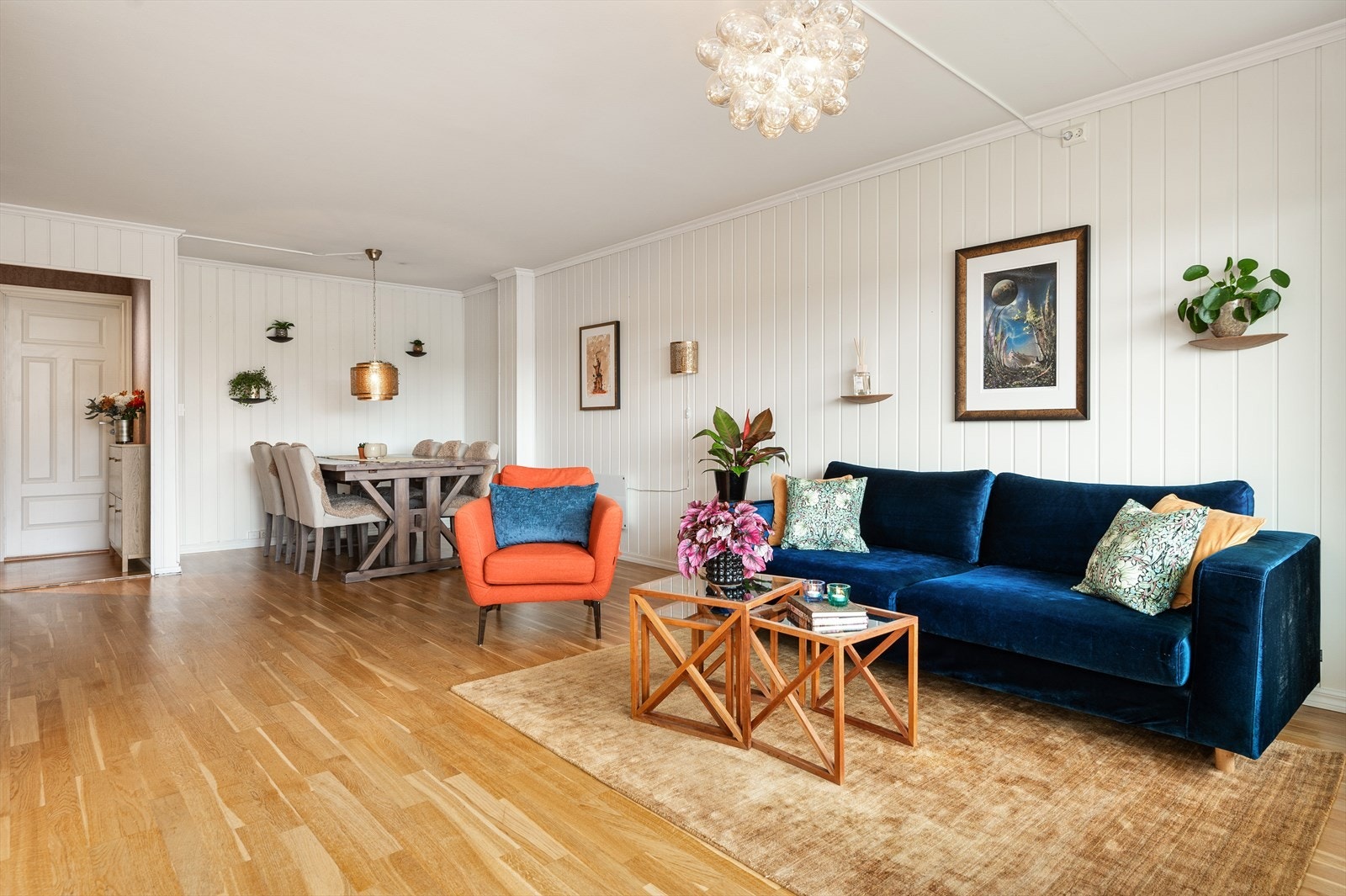 Leiligheten ligger i byggets 3. etasje og strekker seg over 73 m². Galleribilde