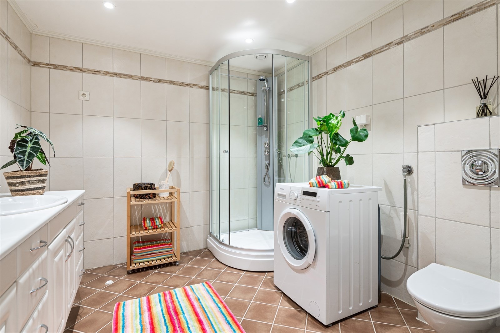 Badet er på hele 7,5 m² og har varme i gulv. Galleribilde