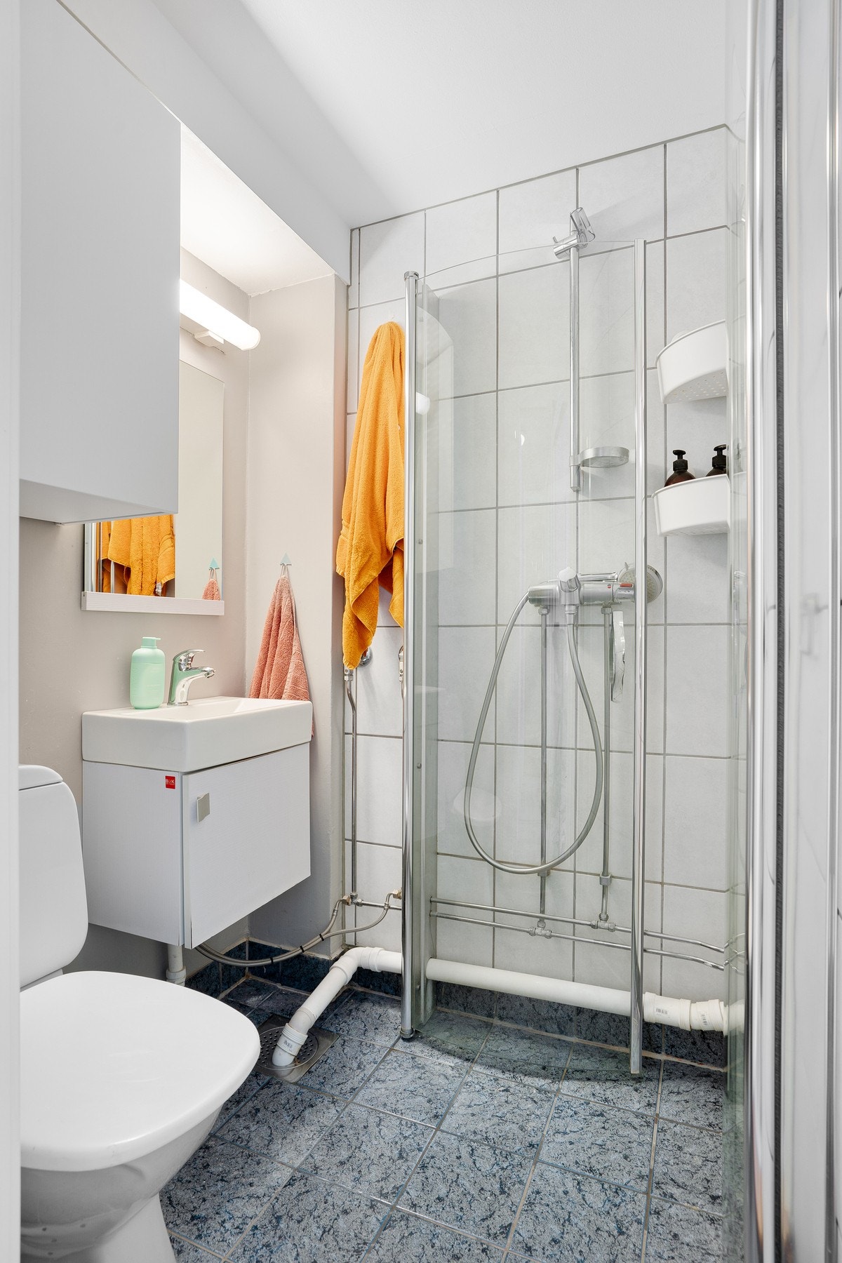 Flislagt bad med gulvvarme. Badet har innfellbare dusjdører. Galleribilde